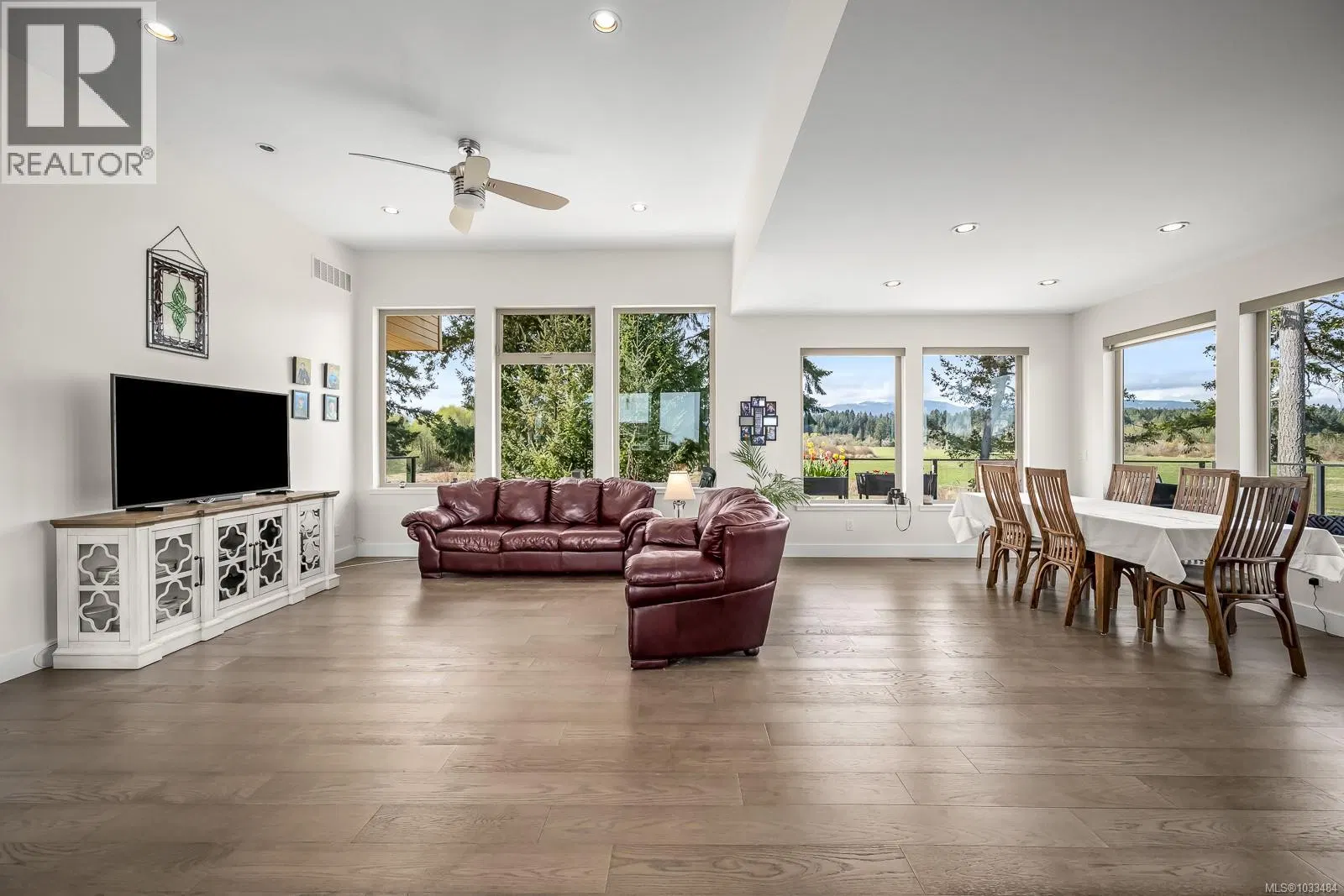 Photo 4 of 75 at 3389 Rhys Road