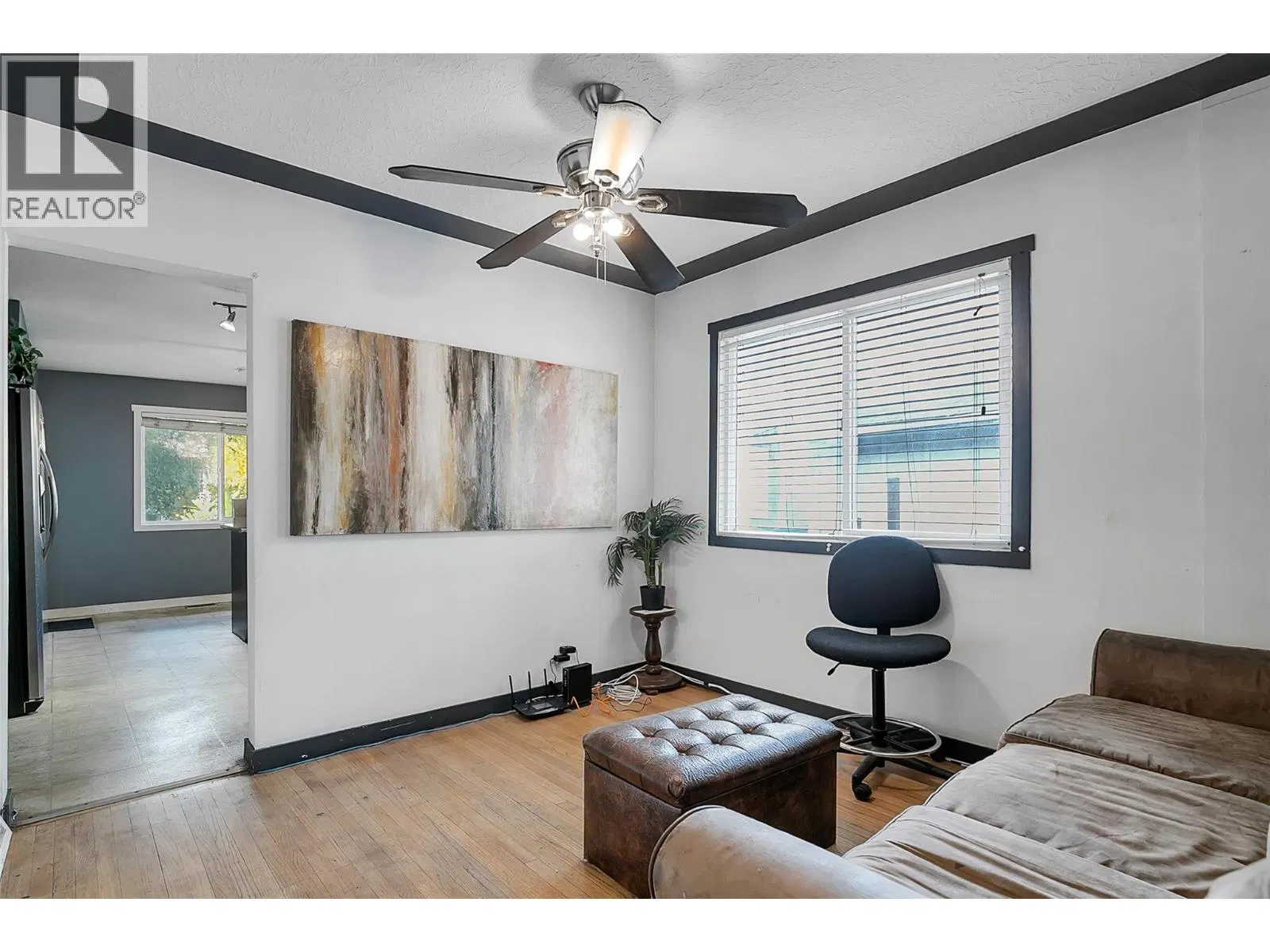 Photo 3 of 31 at 1331 Belaire Avenue