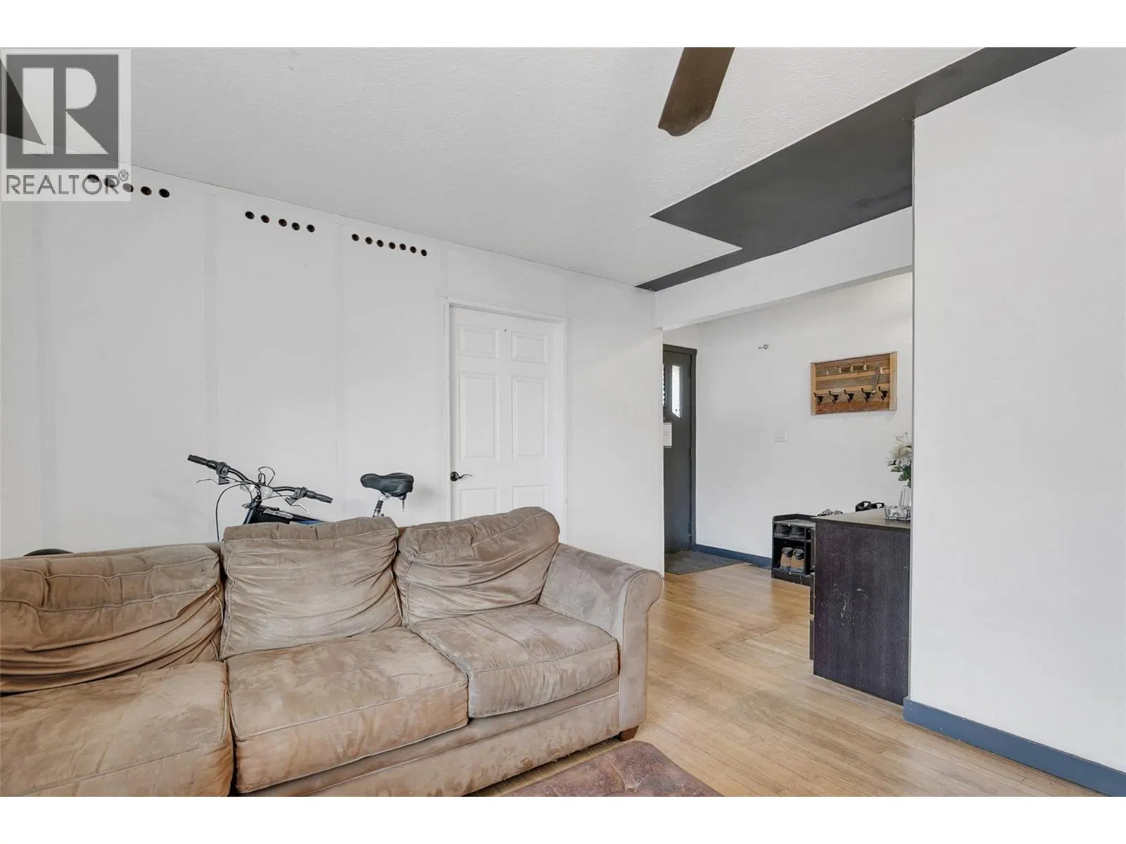 Photo 4 of 31 at 1331 Belaire Avenue