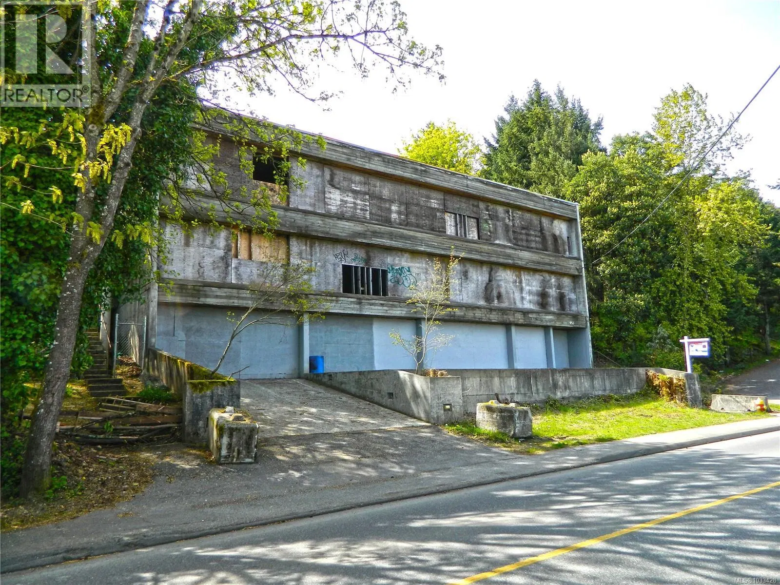 Photo 4 of 13 at 951 Haliburton Street