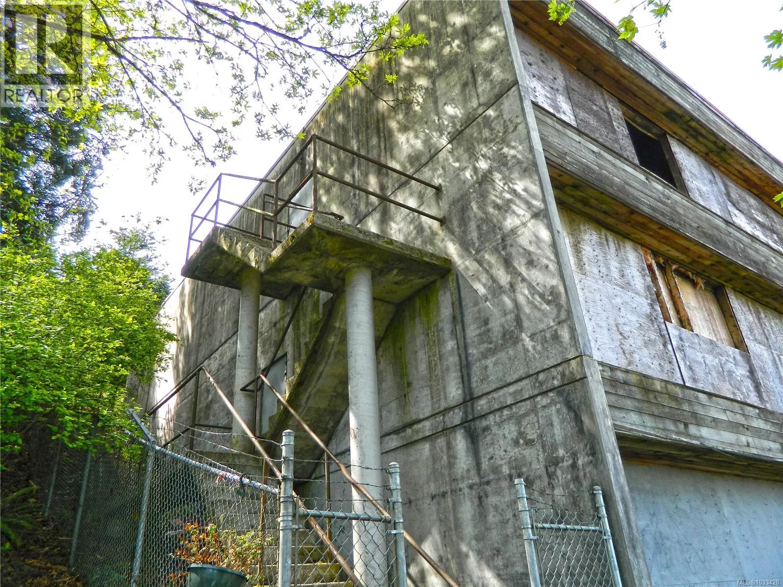 Photo 5 of 13 at 951 Haliburton Street