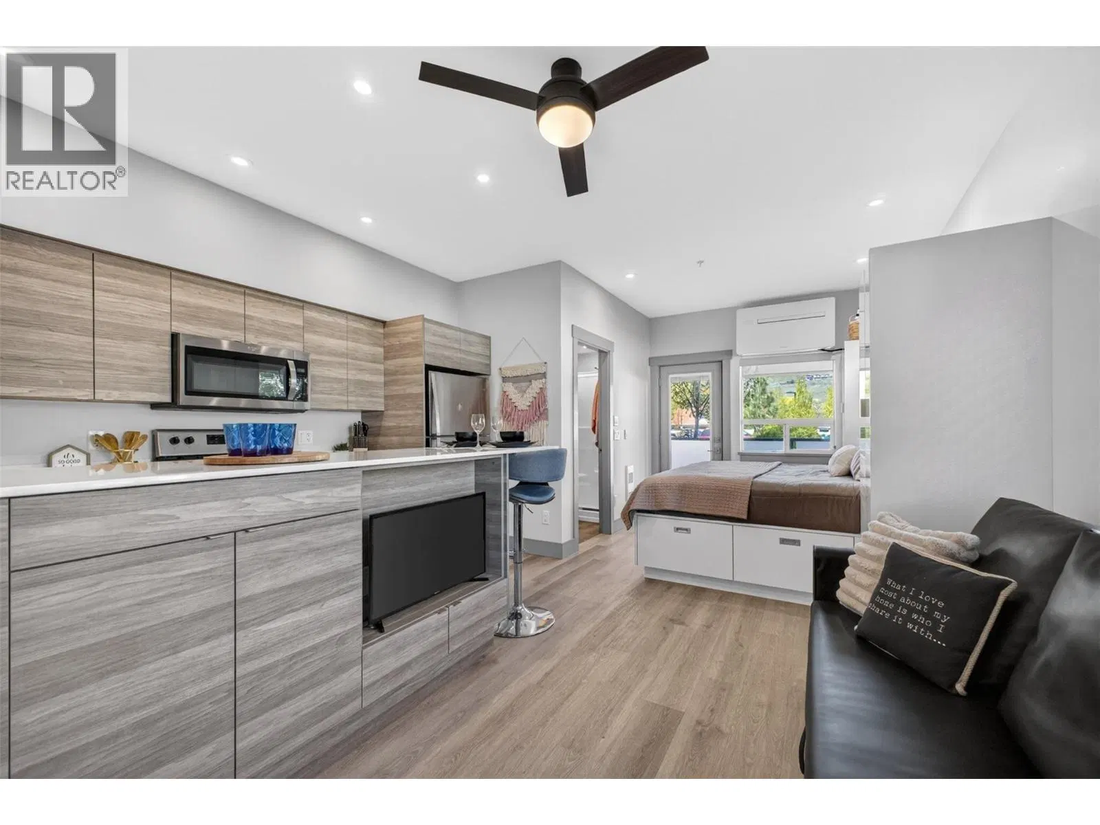 Photo 2 of 42 at #114 – 2555 Lakeshore Road