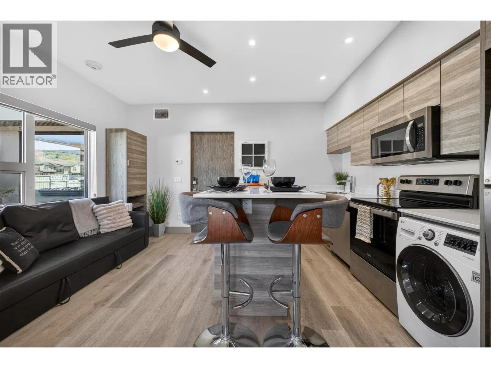 Photo 5 of 42 at #114 – 2555 Lakeshore Road