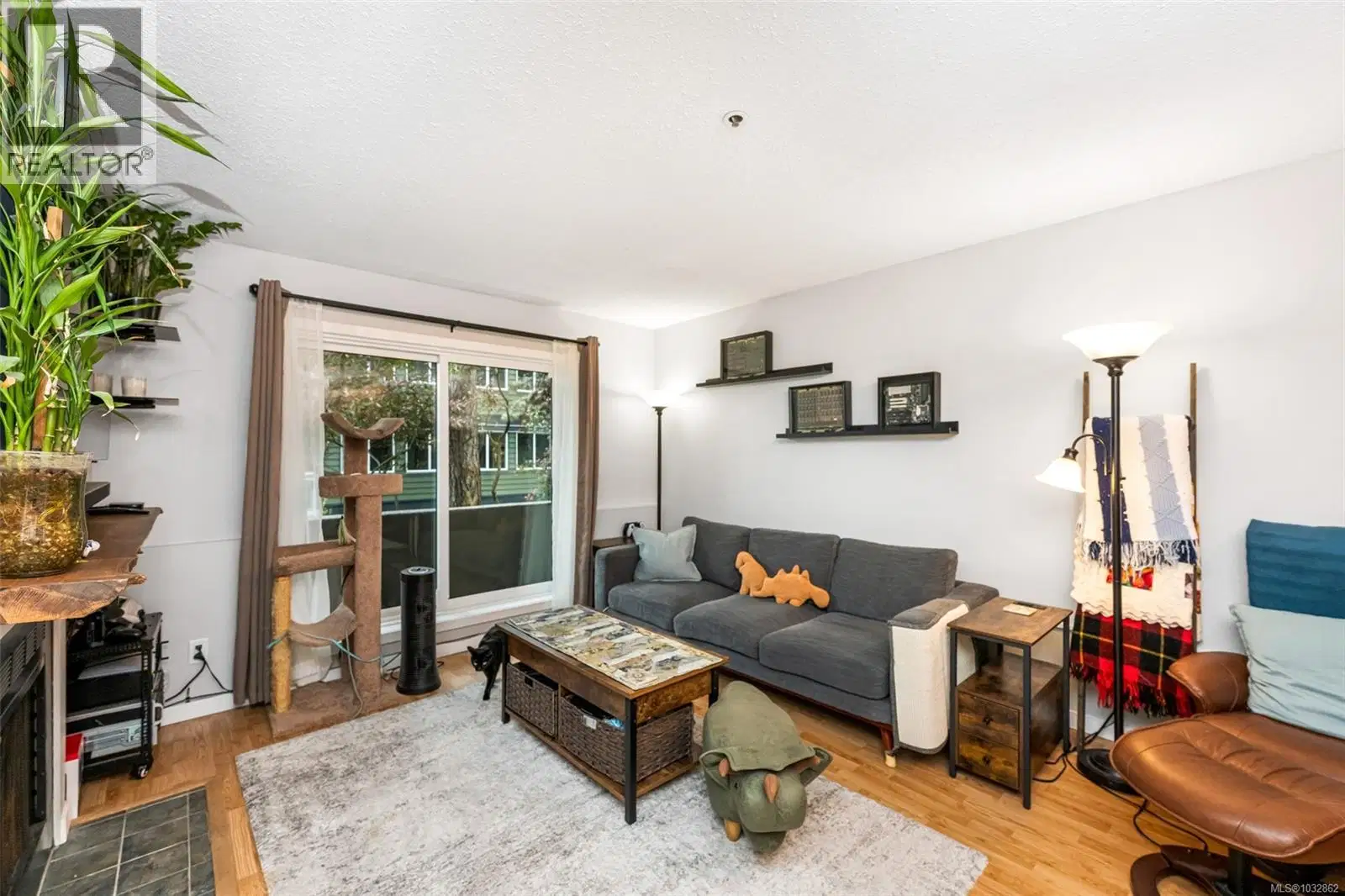 #8 – 949 Cloverdale Avenue