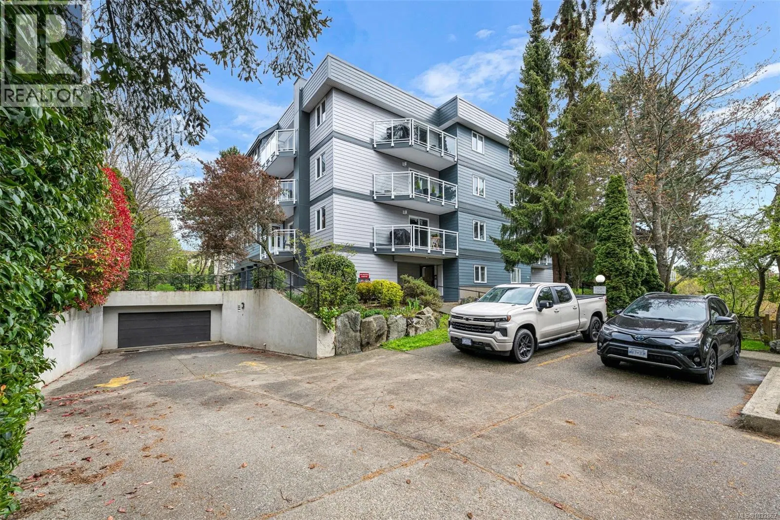 Photo 4 of 43 at #8 – 949 Cloverdale Avenue