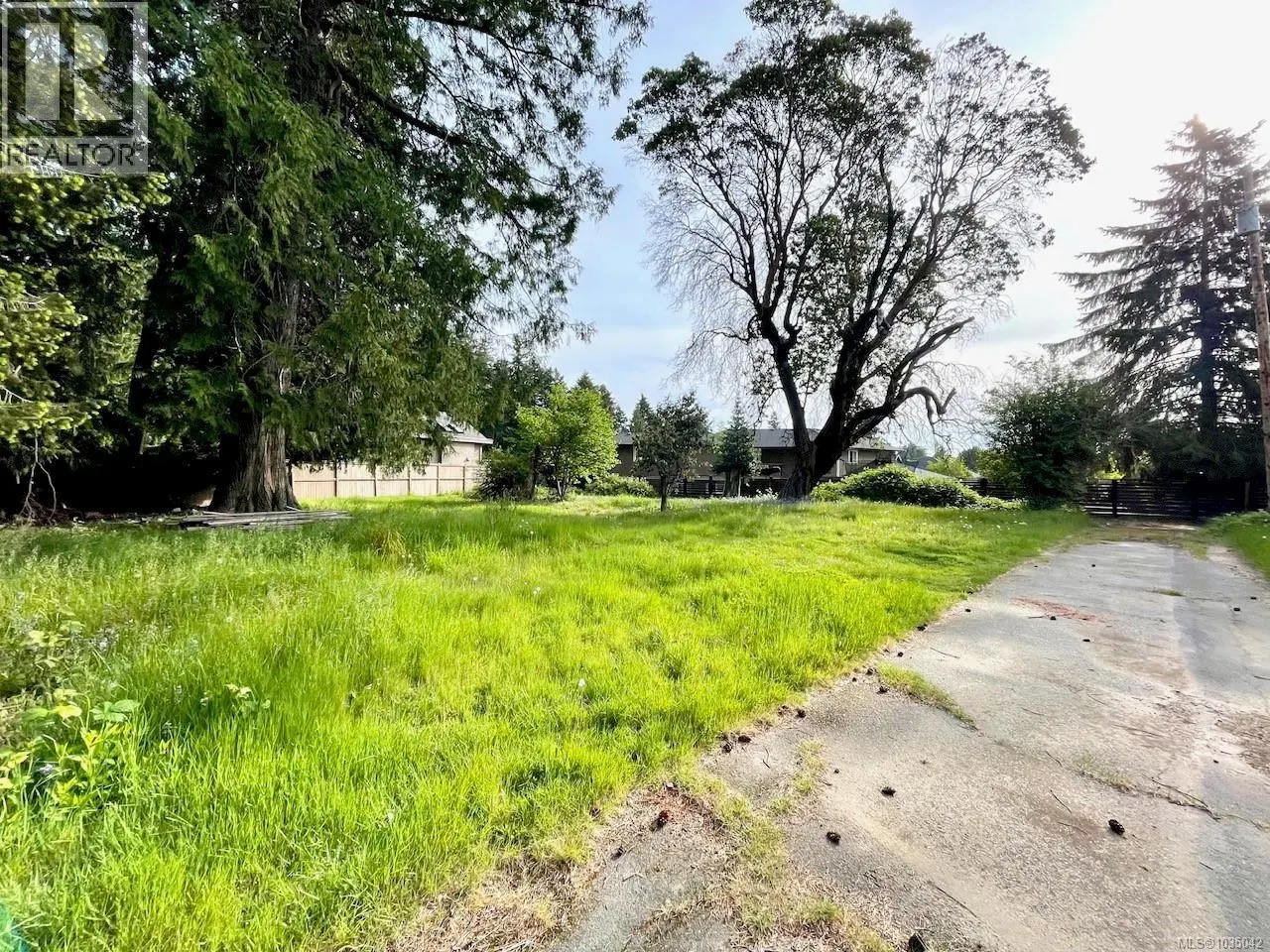 Photo 3 of 18 at 5225 Santa Clara Avenue