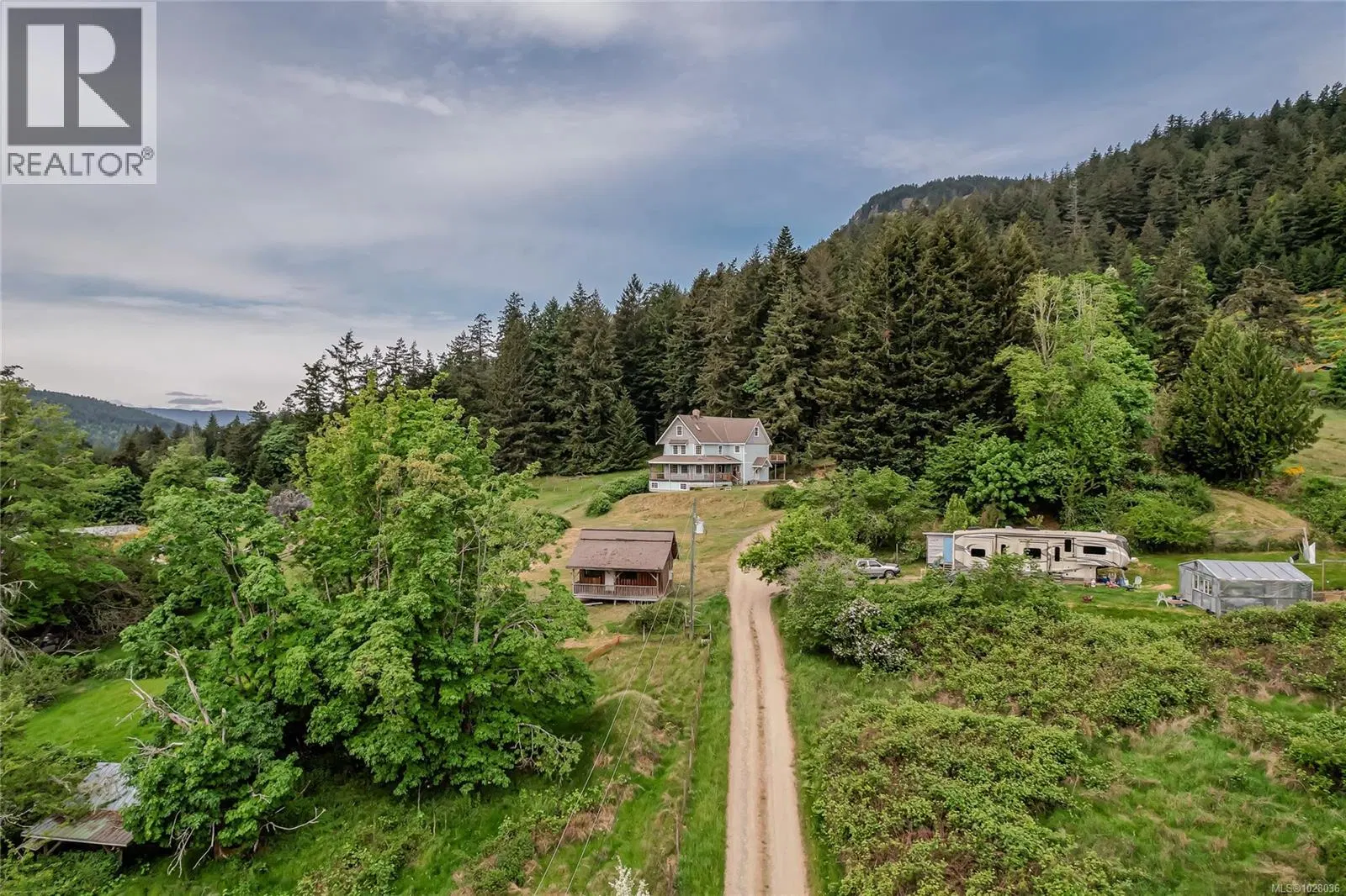 Photo 5 of 53 at 1832 Fulford-Ganges Road