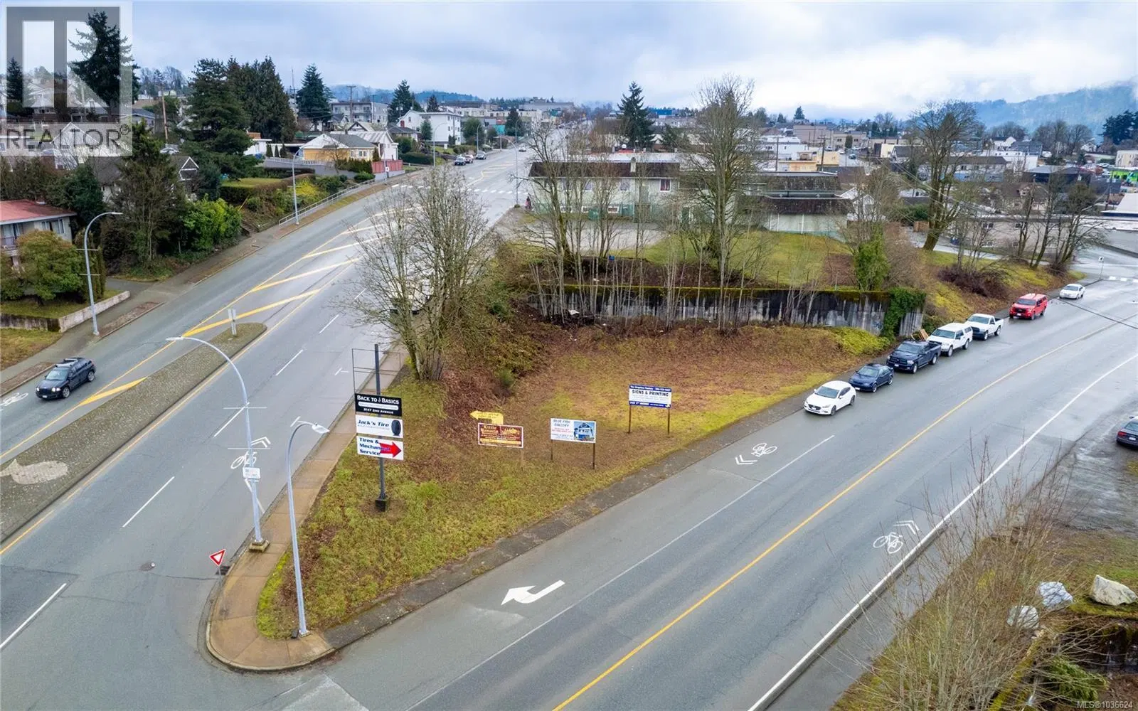 Photo 3 of 21 at 3347 Kingsway Avenue