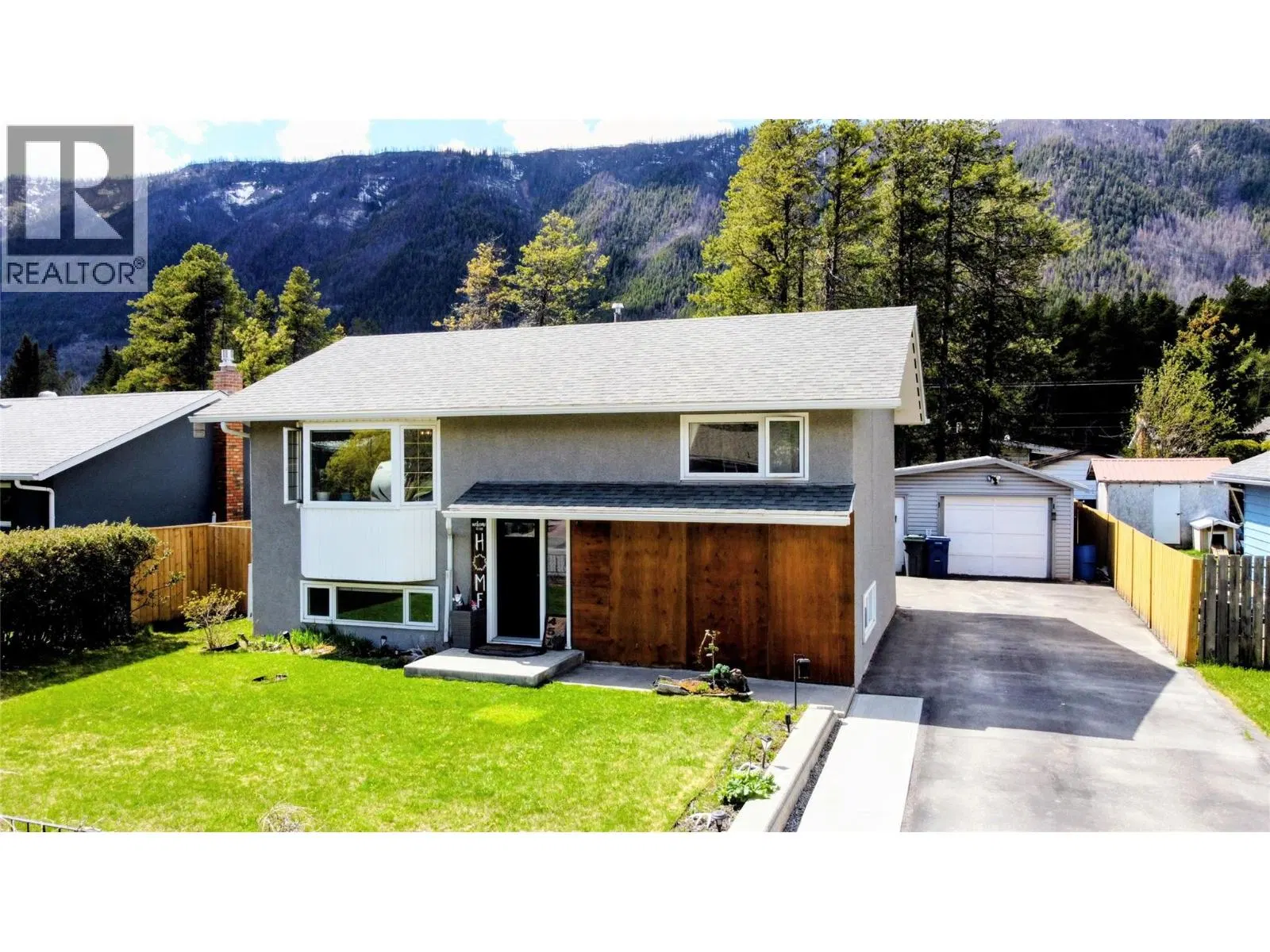 Photo 1 of 20 at 457 Mountain Ash Crescent