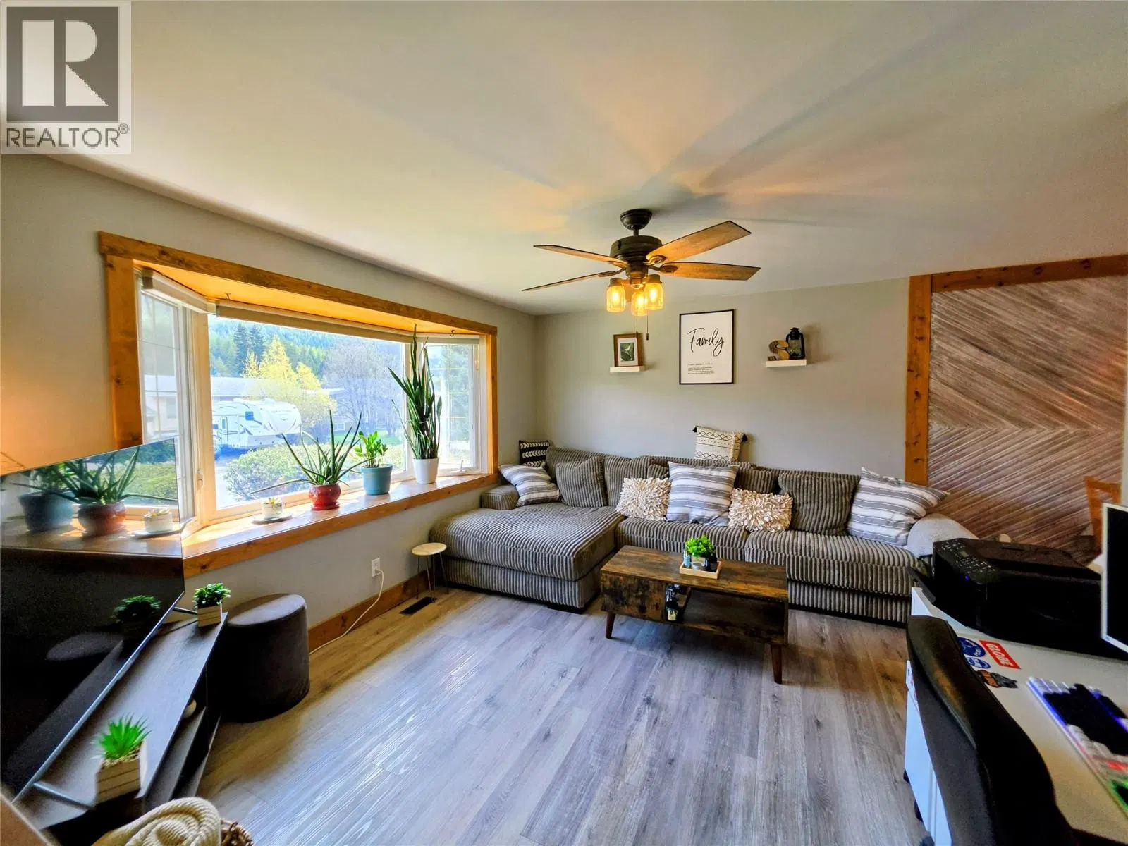 Photo 5 of 20 at 457 Mountain Ash Crescent