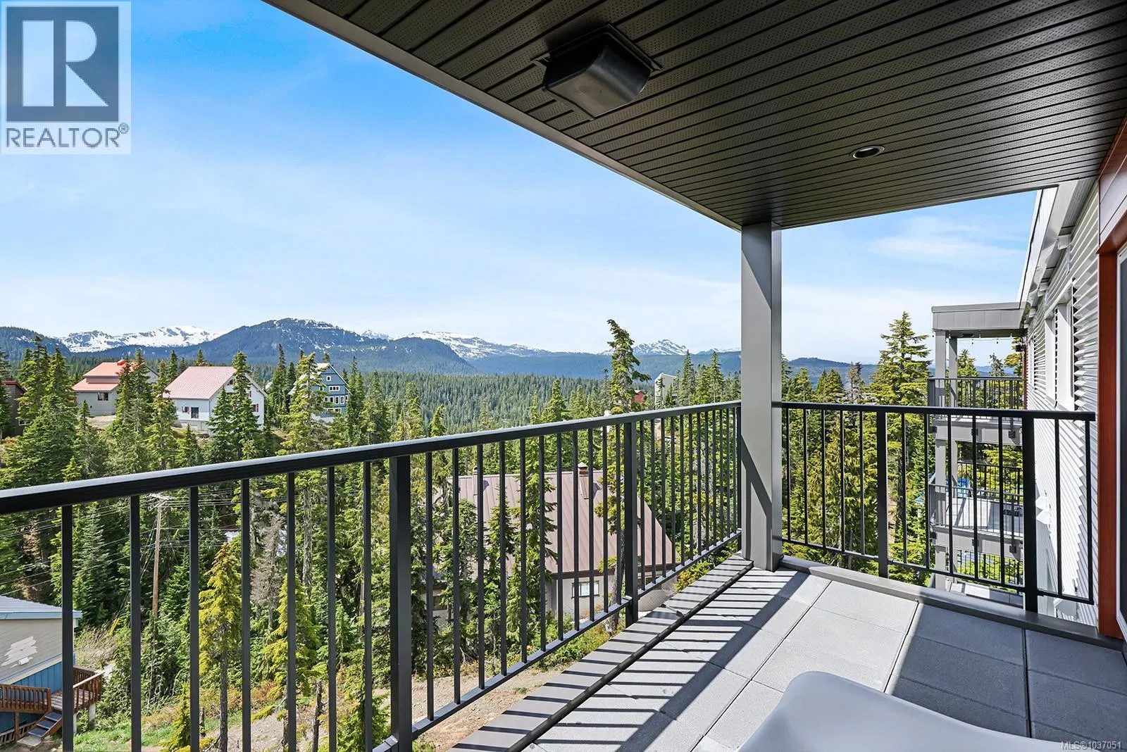 Photo 1 of 34 at #303 – 695 Castle Crag Crescent