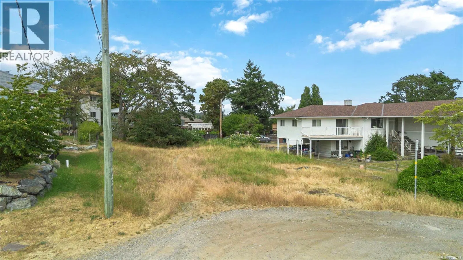 Photo 3 of 14 at 1360 Vista Heights