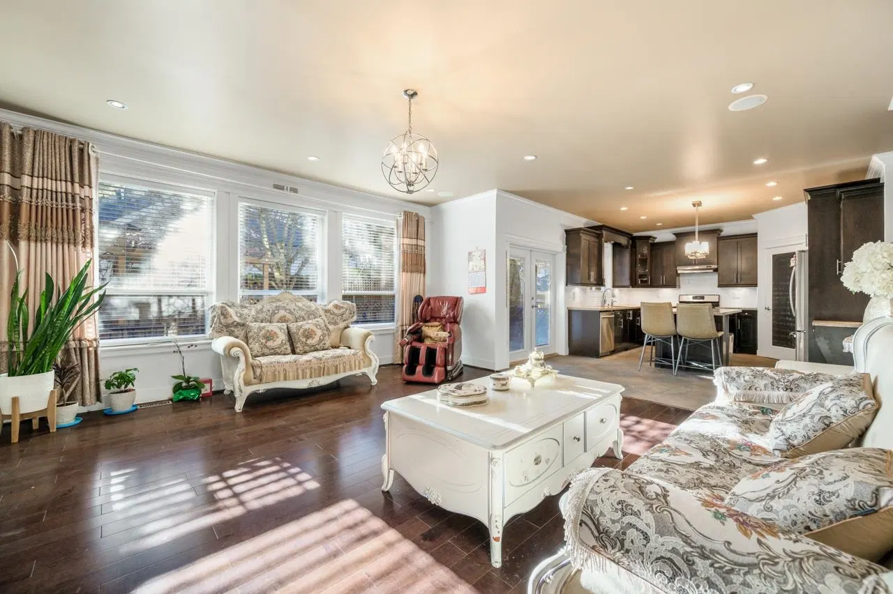 Photo 5 of 30 at 16334 25 Avenue