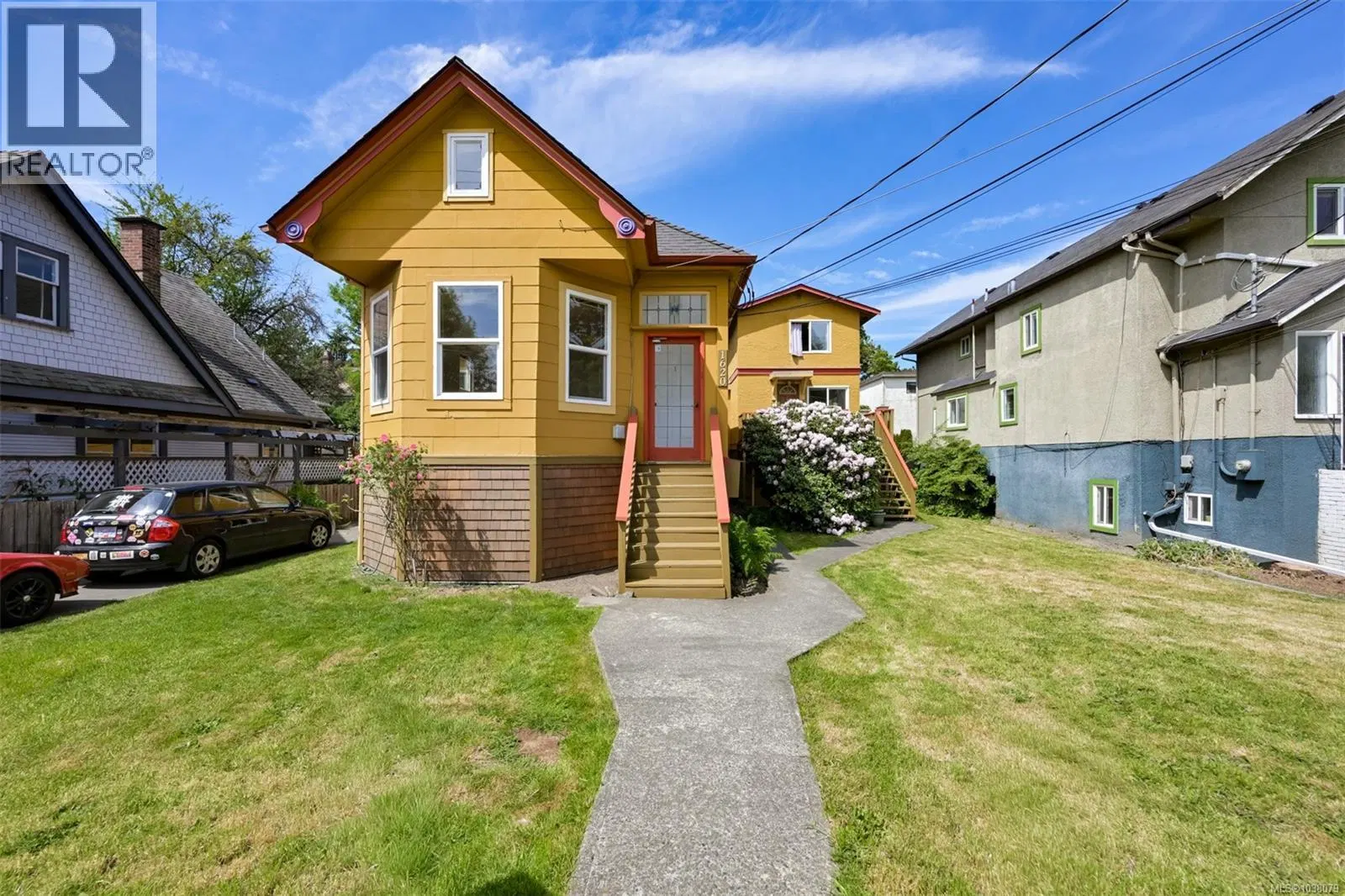 Photo 2 of 80 at 1620 Camosun Street