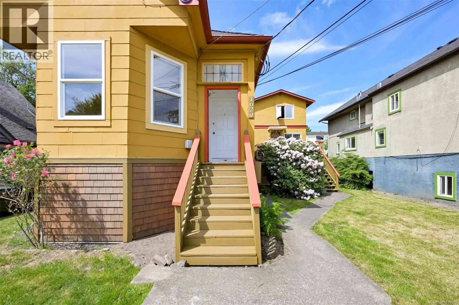 Photo 3 of 80 at 1620 Camosun Street