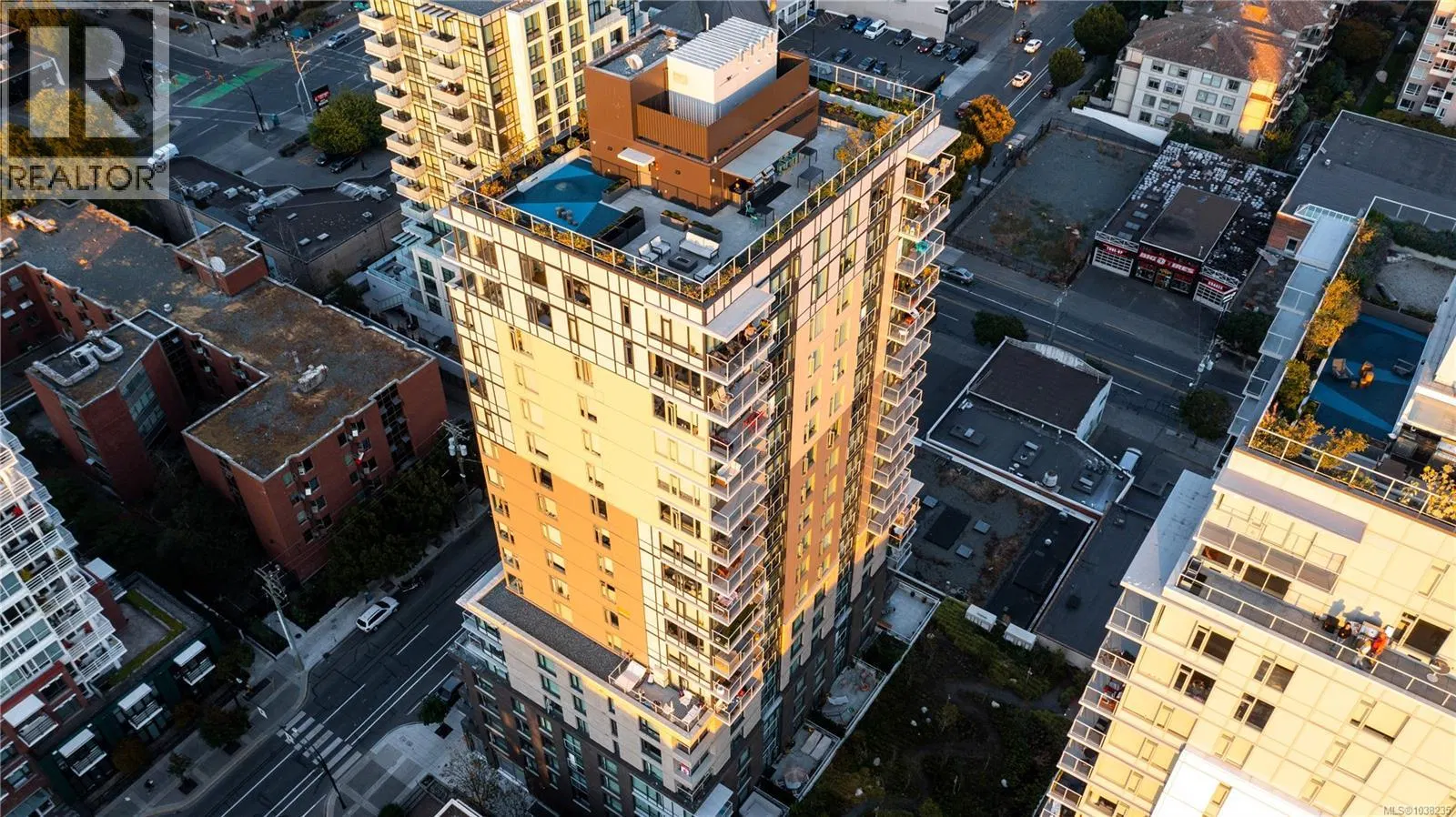Photo 2 of 33 at #1506 – 845 Johnson Street