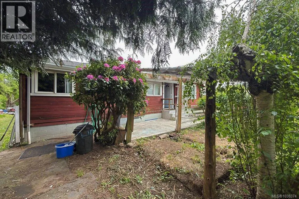 Photo 2 of 16 at 1621 Redwood Street