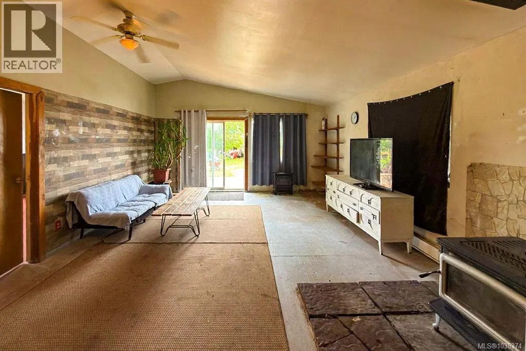 Photo 5 of 16 at 1621 Redwood Street