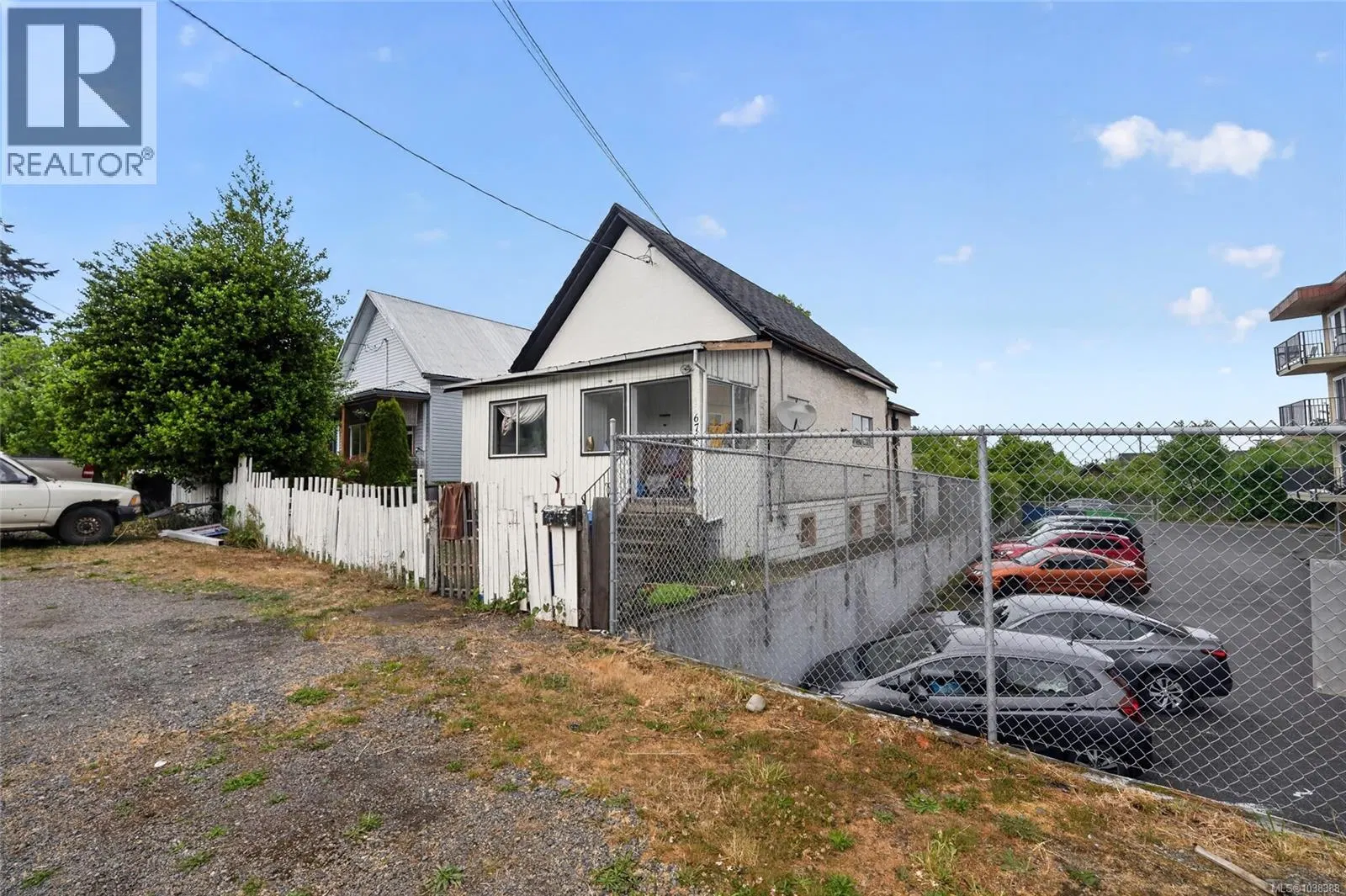 Photo 3 of 5 at 674 Farquhar Street