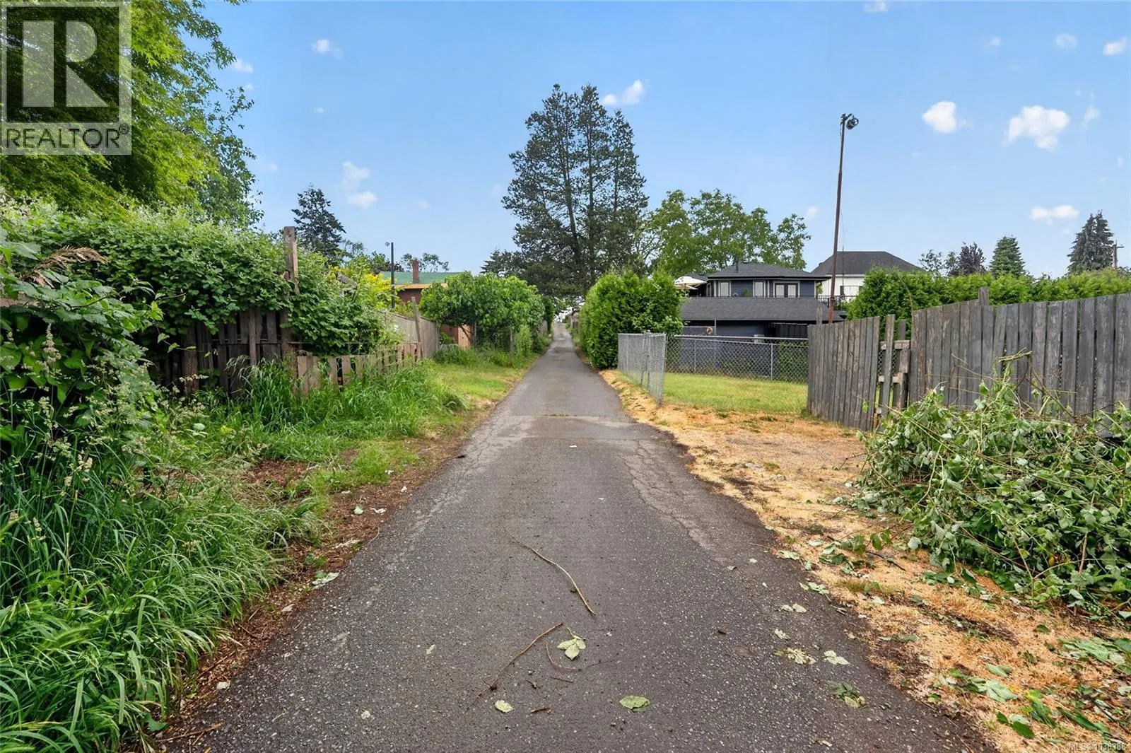 Photo 4 of 5 at 674 Farquhar Street