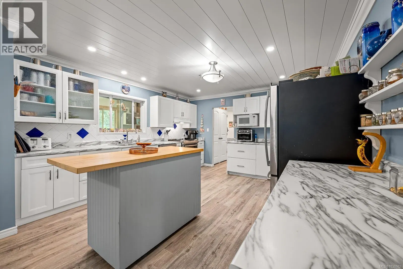 Photo 4 of 90 at 2468 Endall Road
