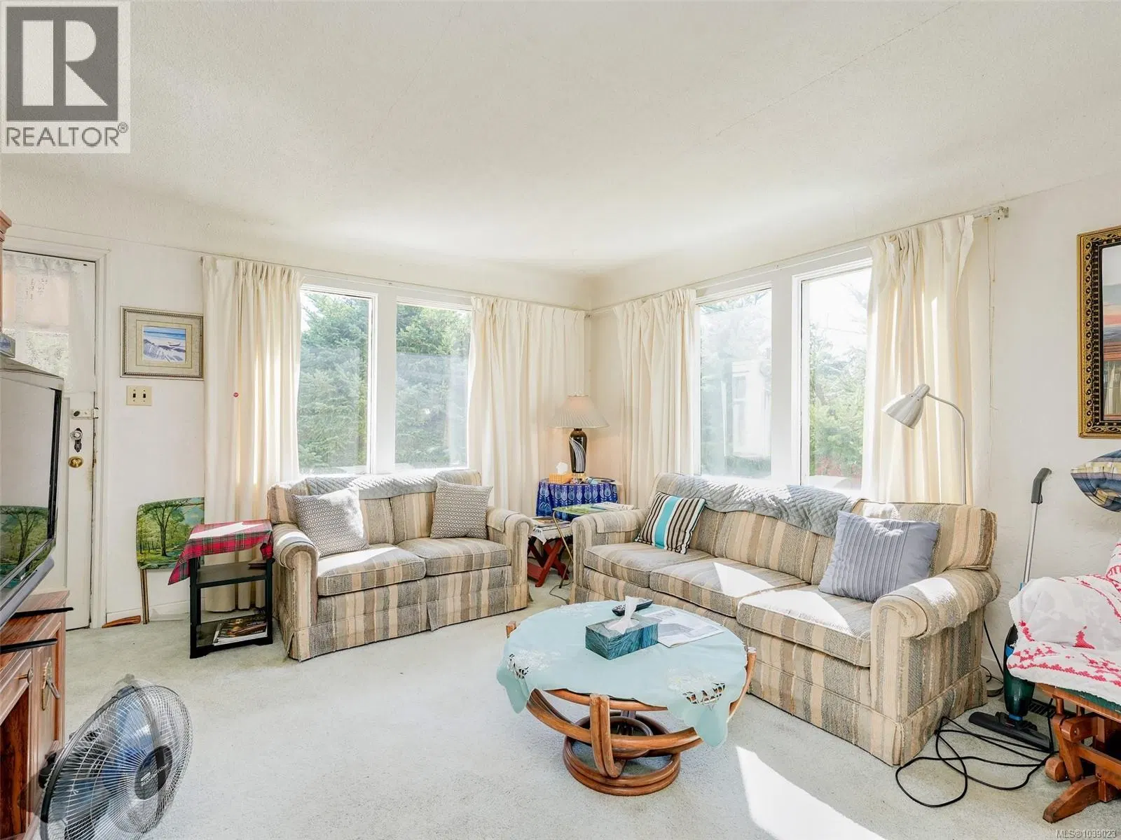Photo 2 of 25 at 8 Camden Avenue