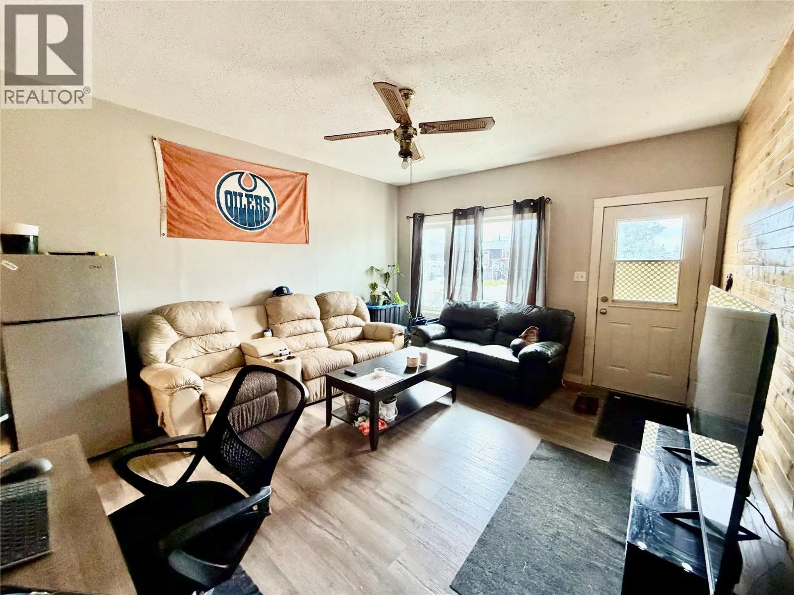 Photo 3 of 14 at 512 97A Avenue