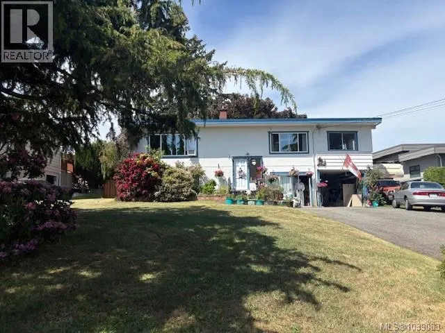 Photo 3 of 12 at 2535 Holyrood Drive