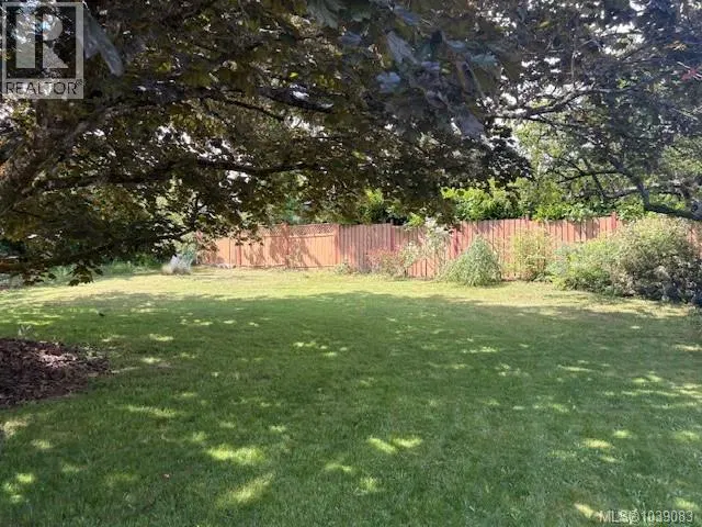 Photo 4 of 12 at 2535 Holyrood Drive