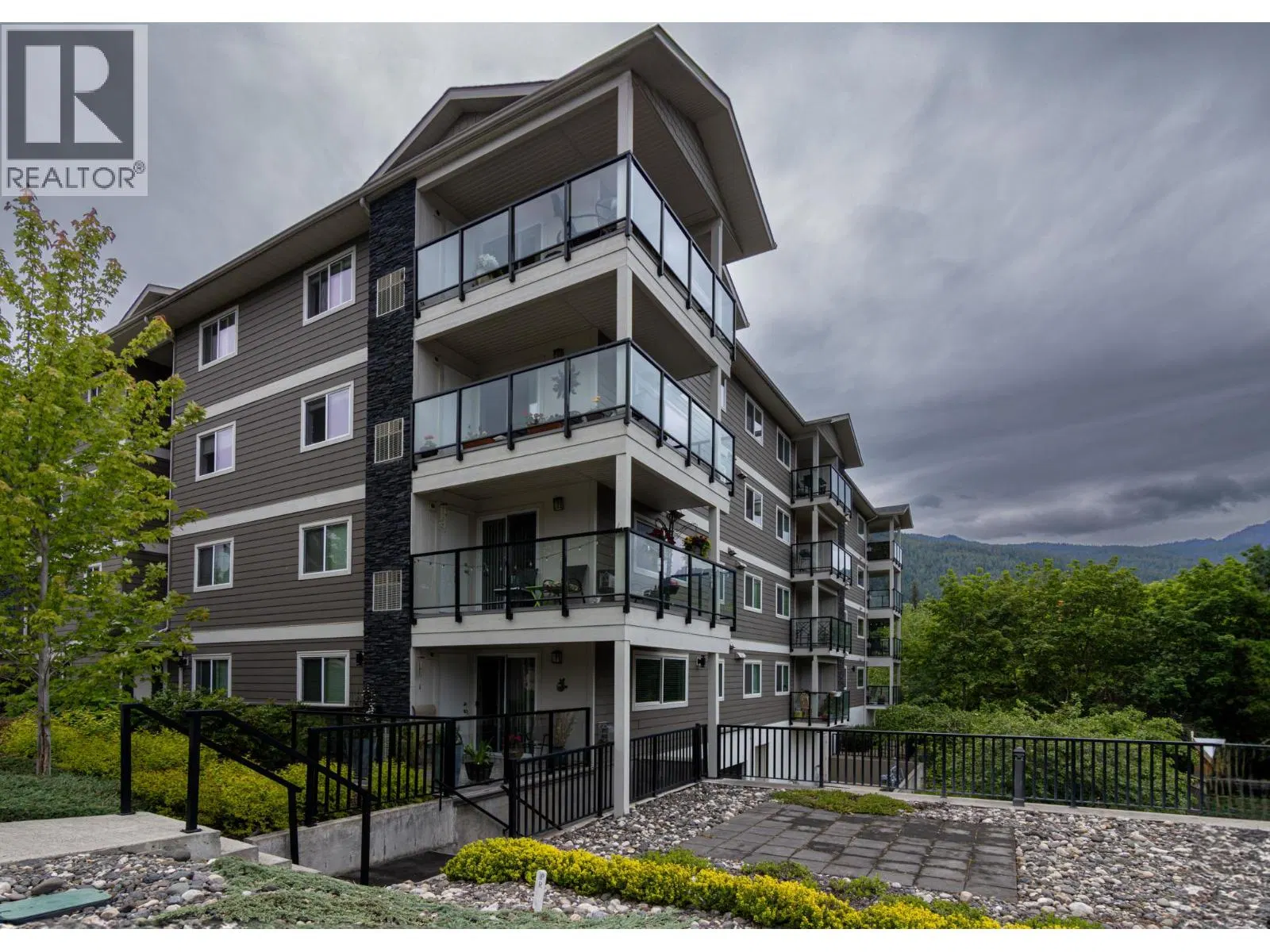 Photo 2 of 45 at #402 – 330 4 Avenue