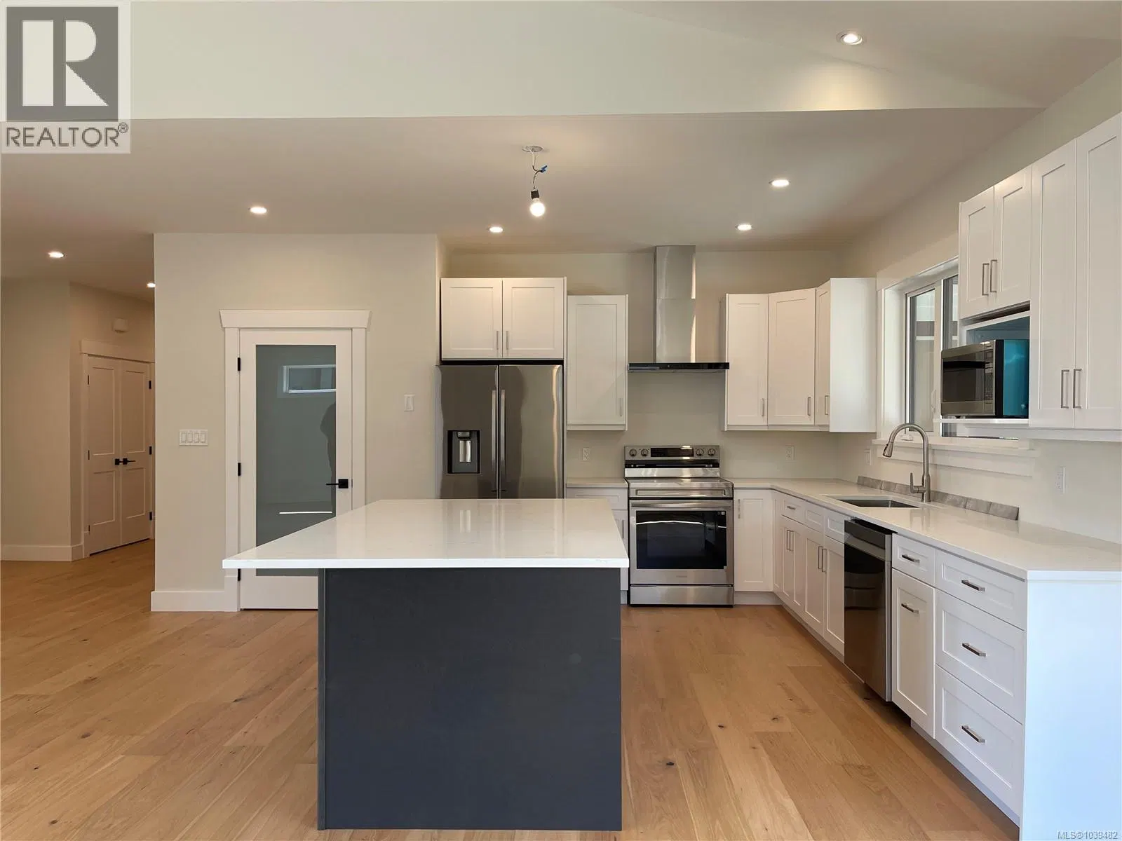 Photo 5 of 24 at 3036 Arbutus Drive
