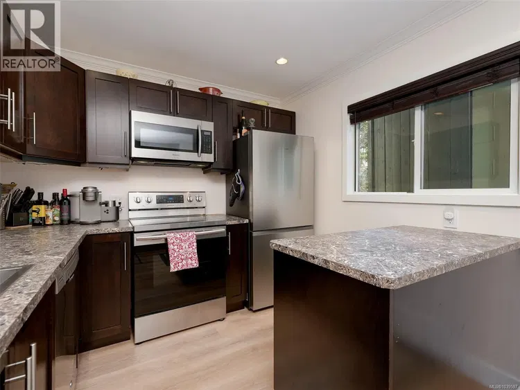Photo 5 of 35 at #201 – 991 Cloverdale Avenue