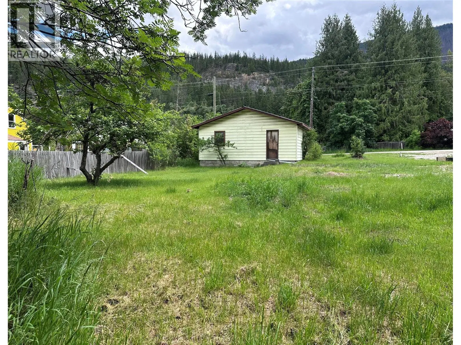Photo 3 of 19 at 611 Slocan Street