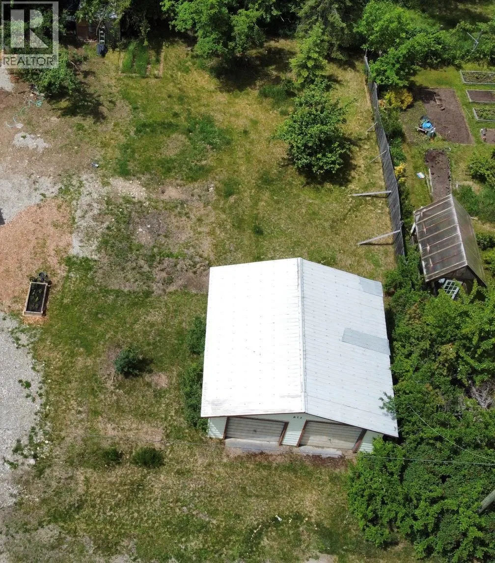Photo 4 of 19 at 611 Slocan Street