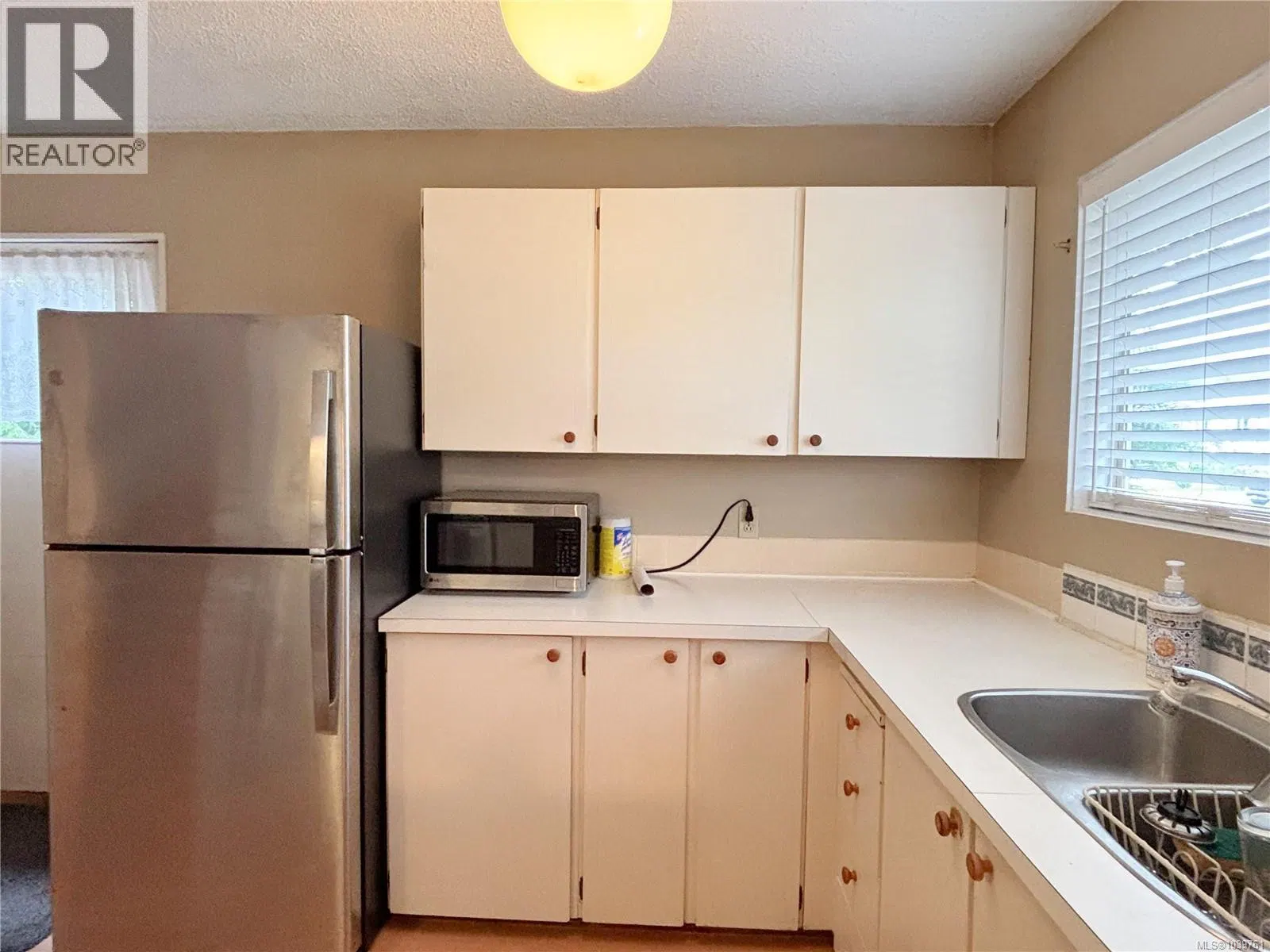 Photo 4 of 51 at 380 Alder Crescent