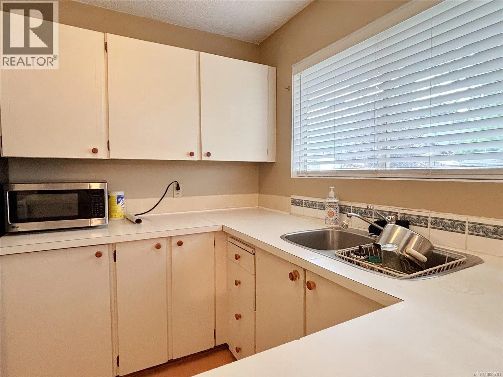 Photo 5 of 51 at 380 Alder Crescent