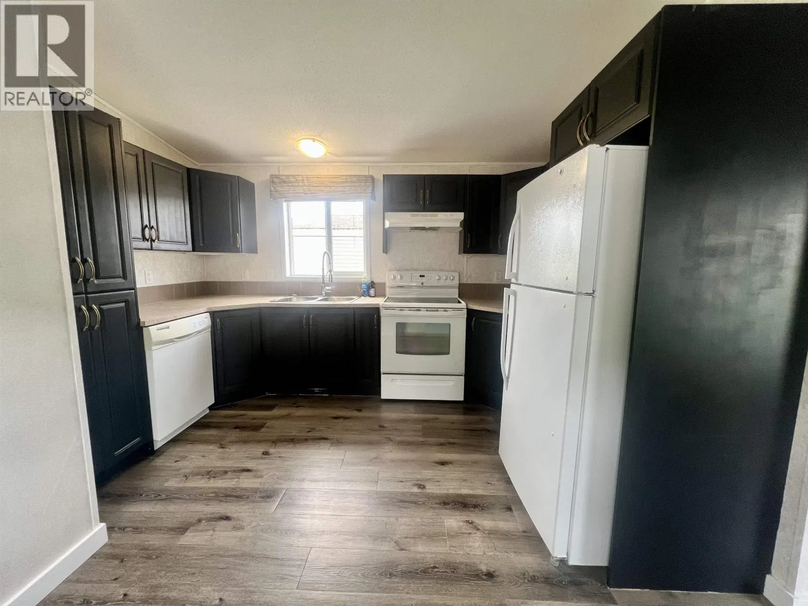 Photo 3 of 11 at #32 – 3614 KALUM Street