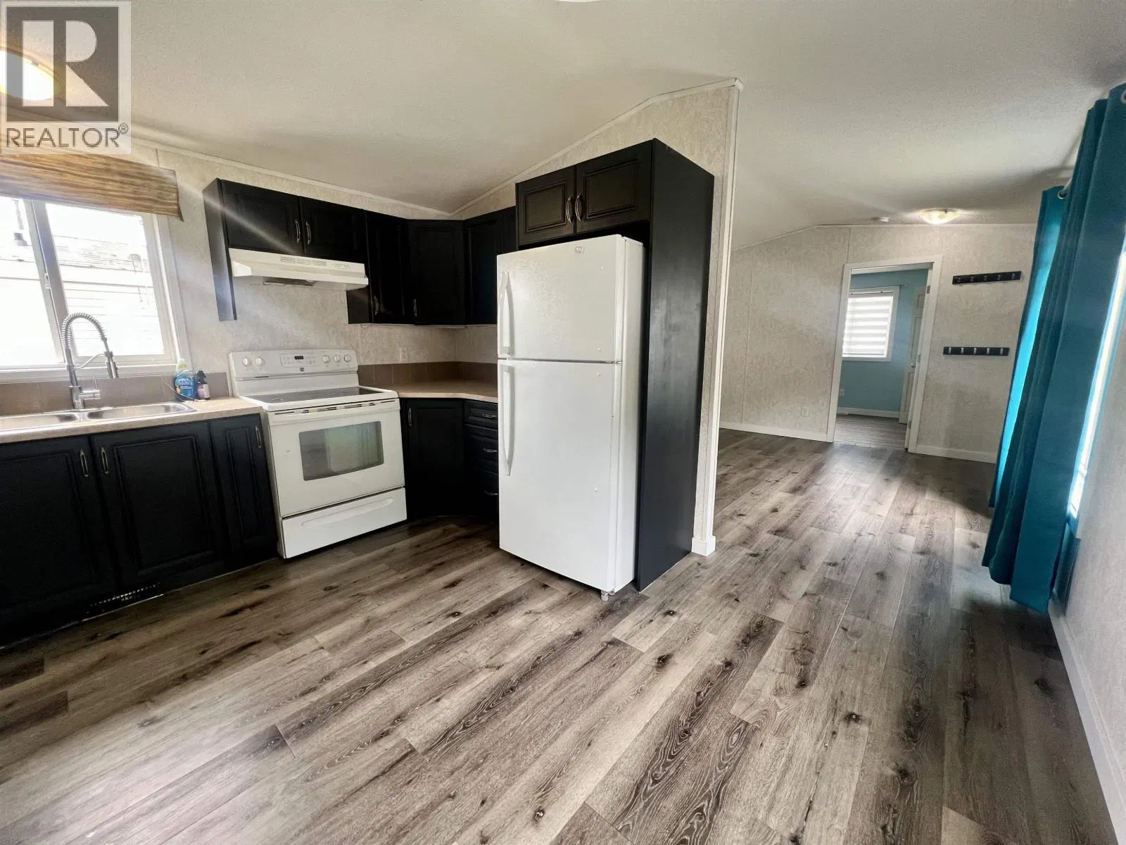 Photo 4 of 11 at #32 – 3614 KALUM Street