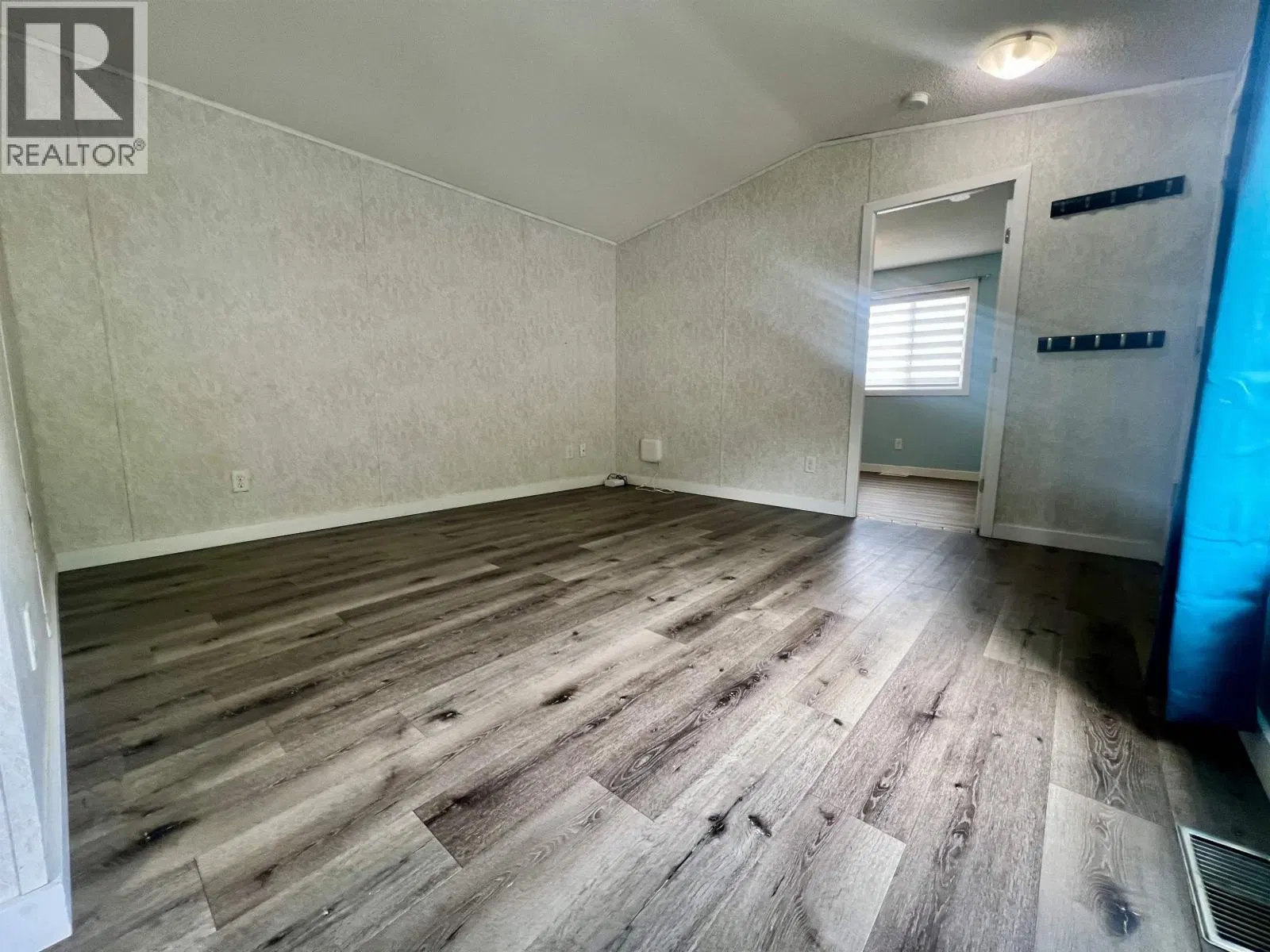Photo 5 of 11 at #32 – 3614 KALUM Street