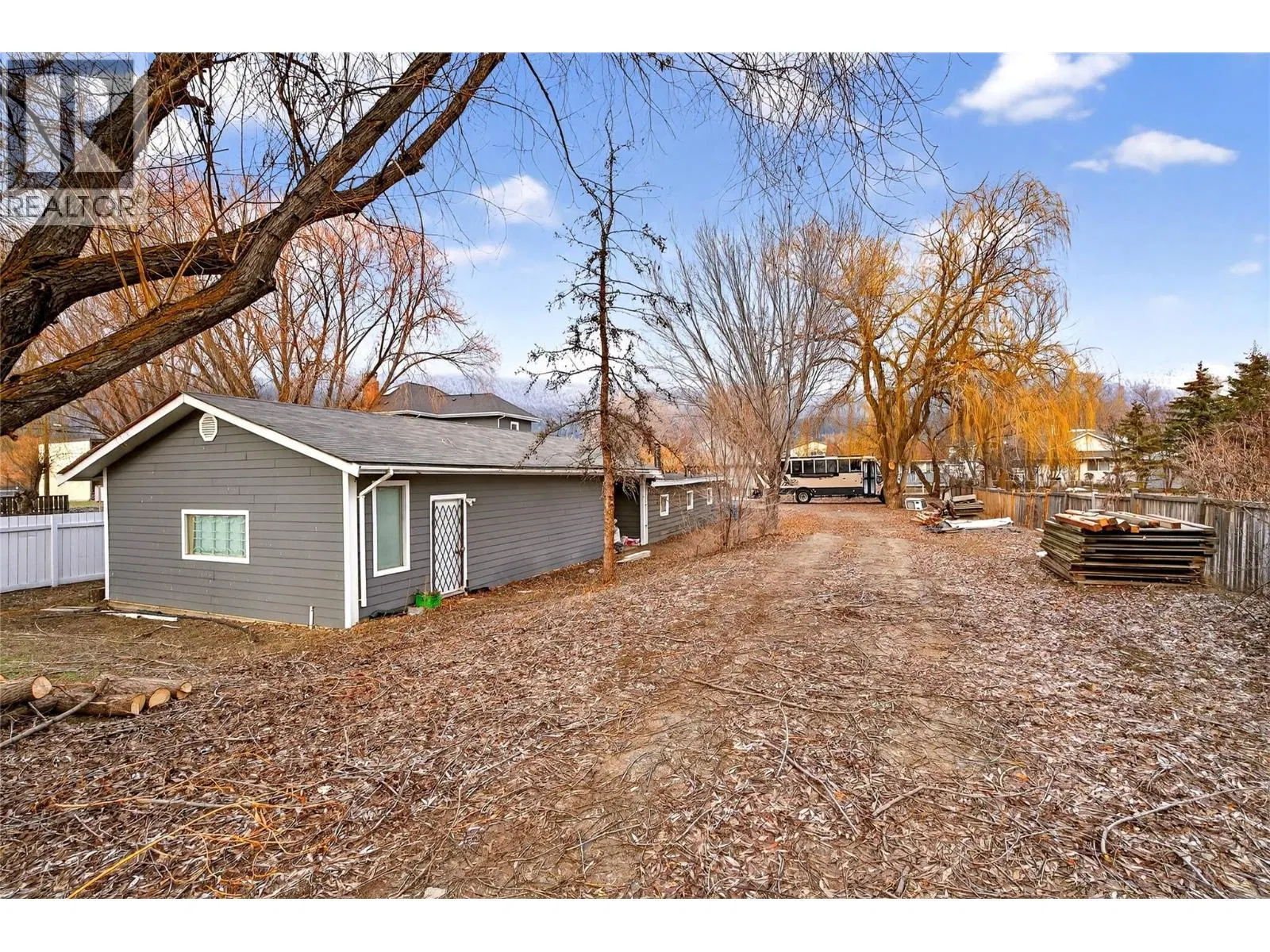 Photo 3 of 19 at 2135 Merritt Avenue