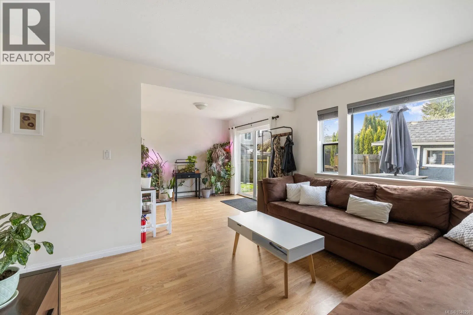 Photo 3 of 37 at B – 345 Menzies Avenue