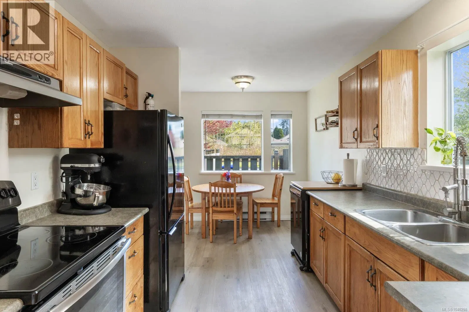 Photo 4 of 37 at B – 345 Menzies Avenue