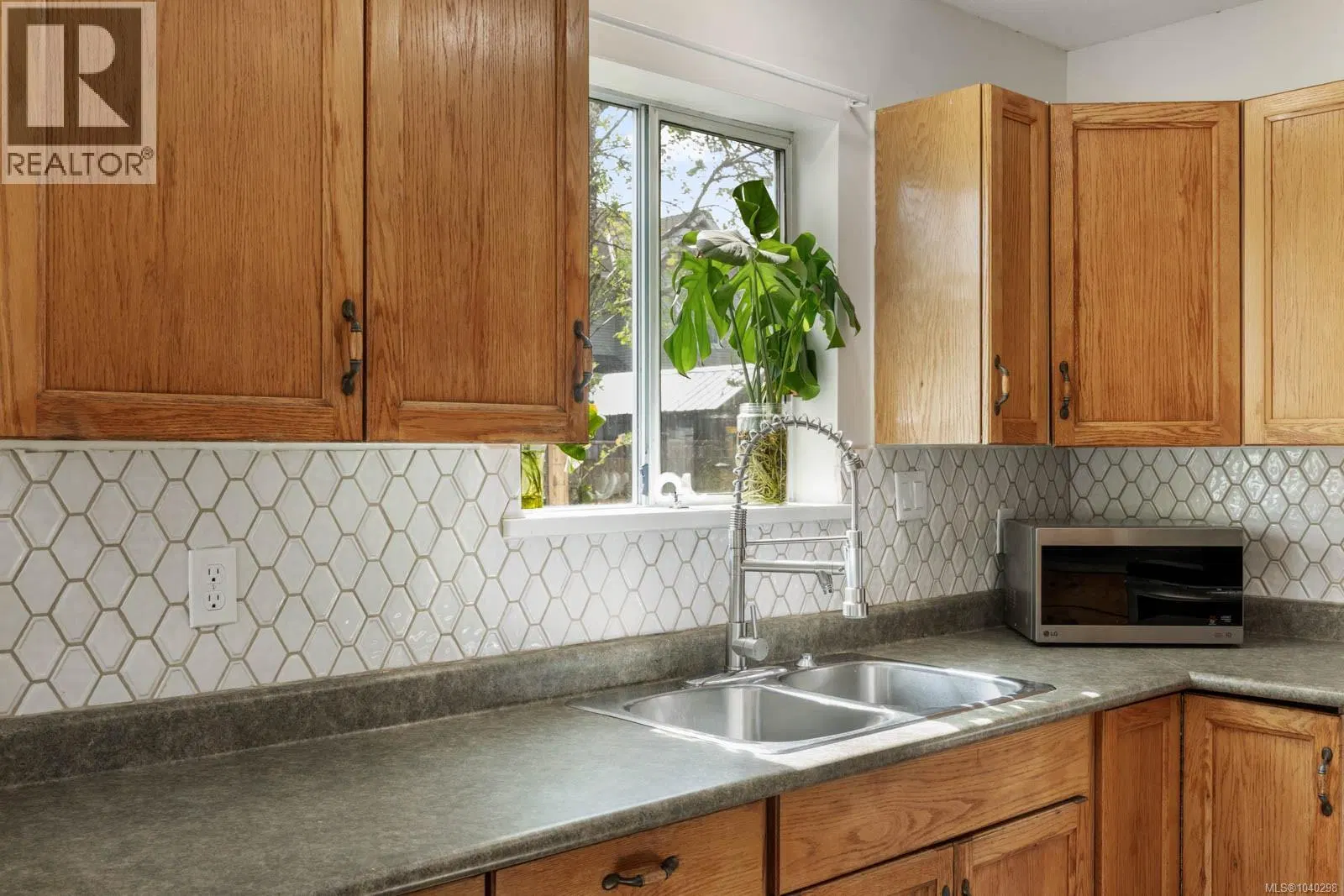 Photo 5 of 37 at B – 345 Menzies Avenue