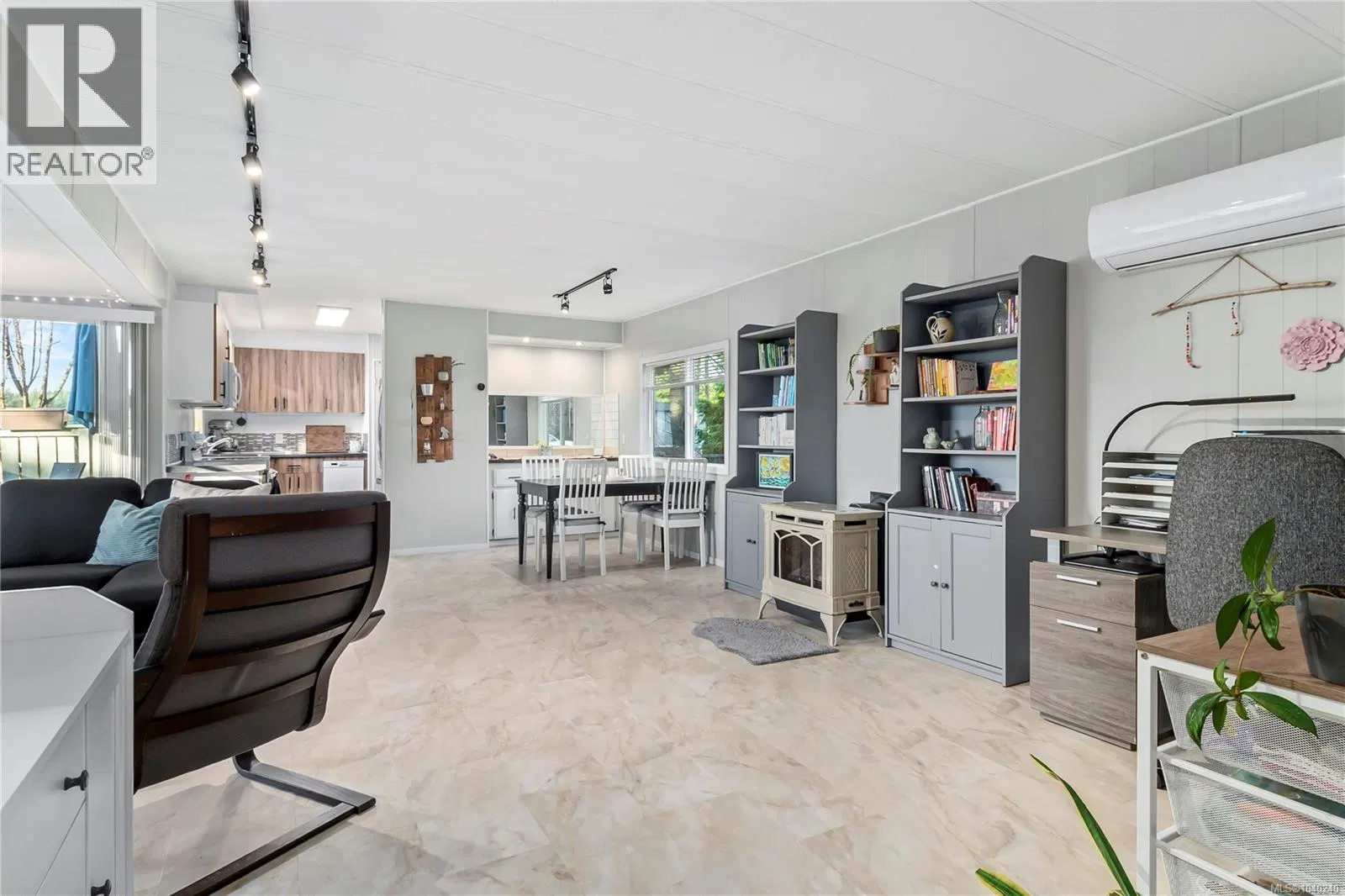 Photo 5 of 32 at #21 – 1160 Shellbourne Boulevard