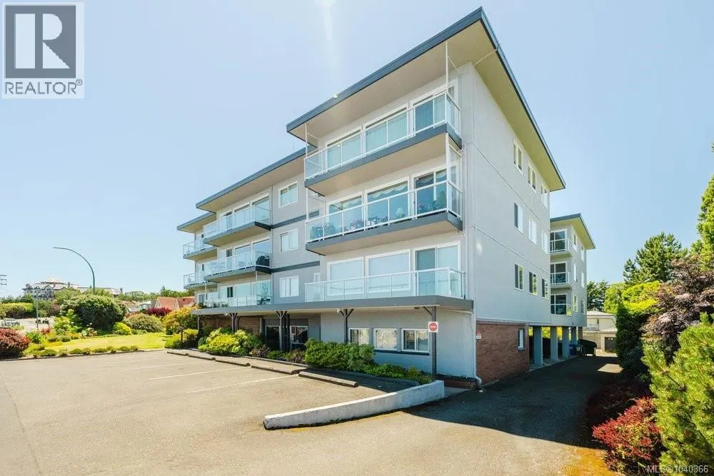 Photo 4 of 32 at #307 – 1270 Beach Drive