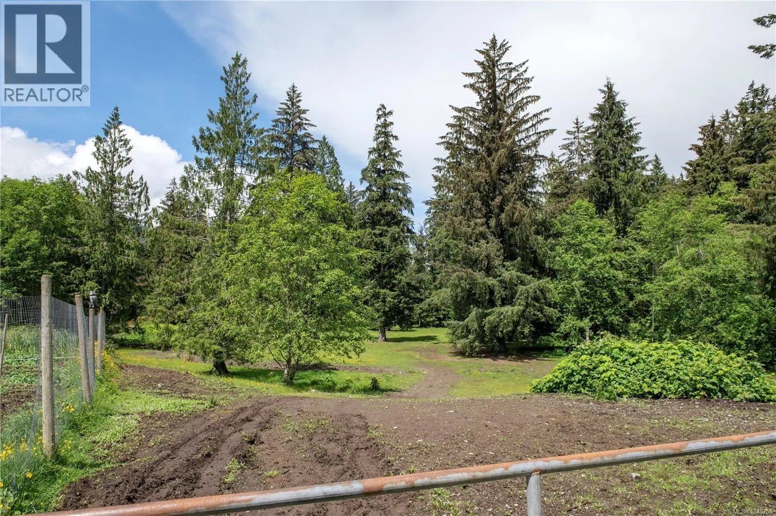 Photo 3 of 64 at 870 Sayward Road