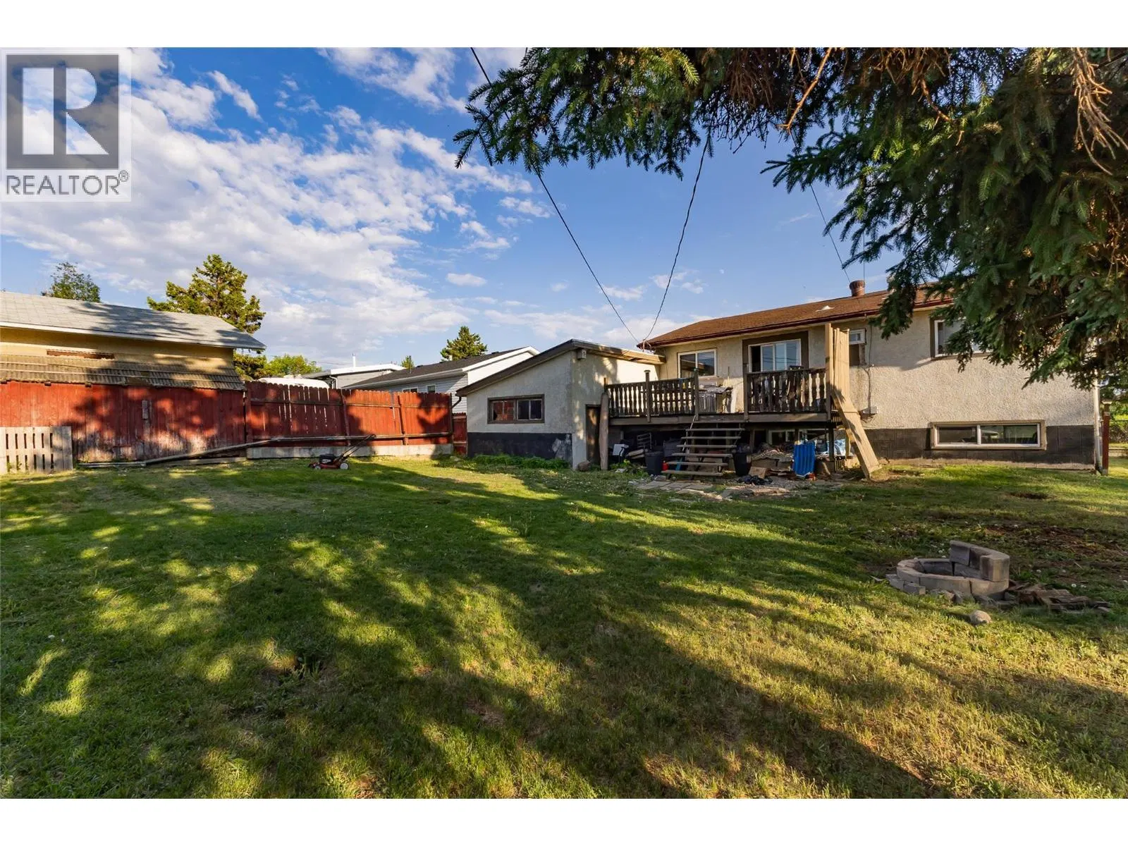 Photo 4 of 5 at 416 96 Avenue