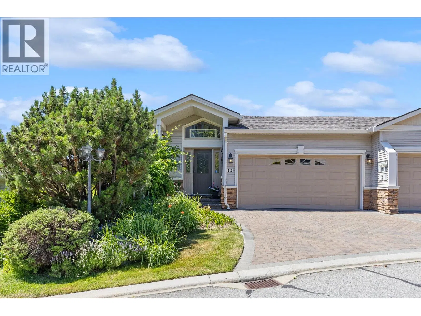 Photo 4 of 53 at #10 – 2100 Boucherie Road