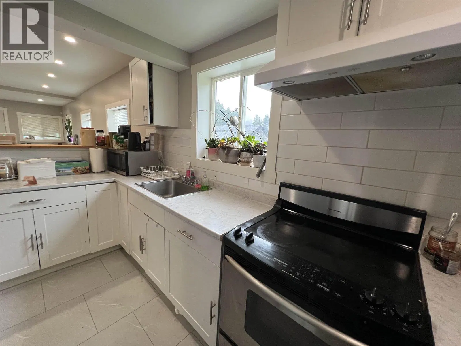 Photo 3 of 9 at 215 9TH Avenue