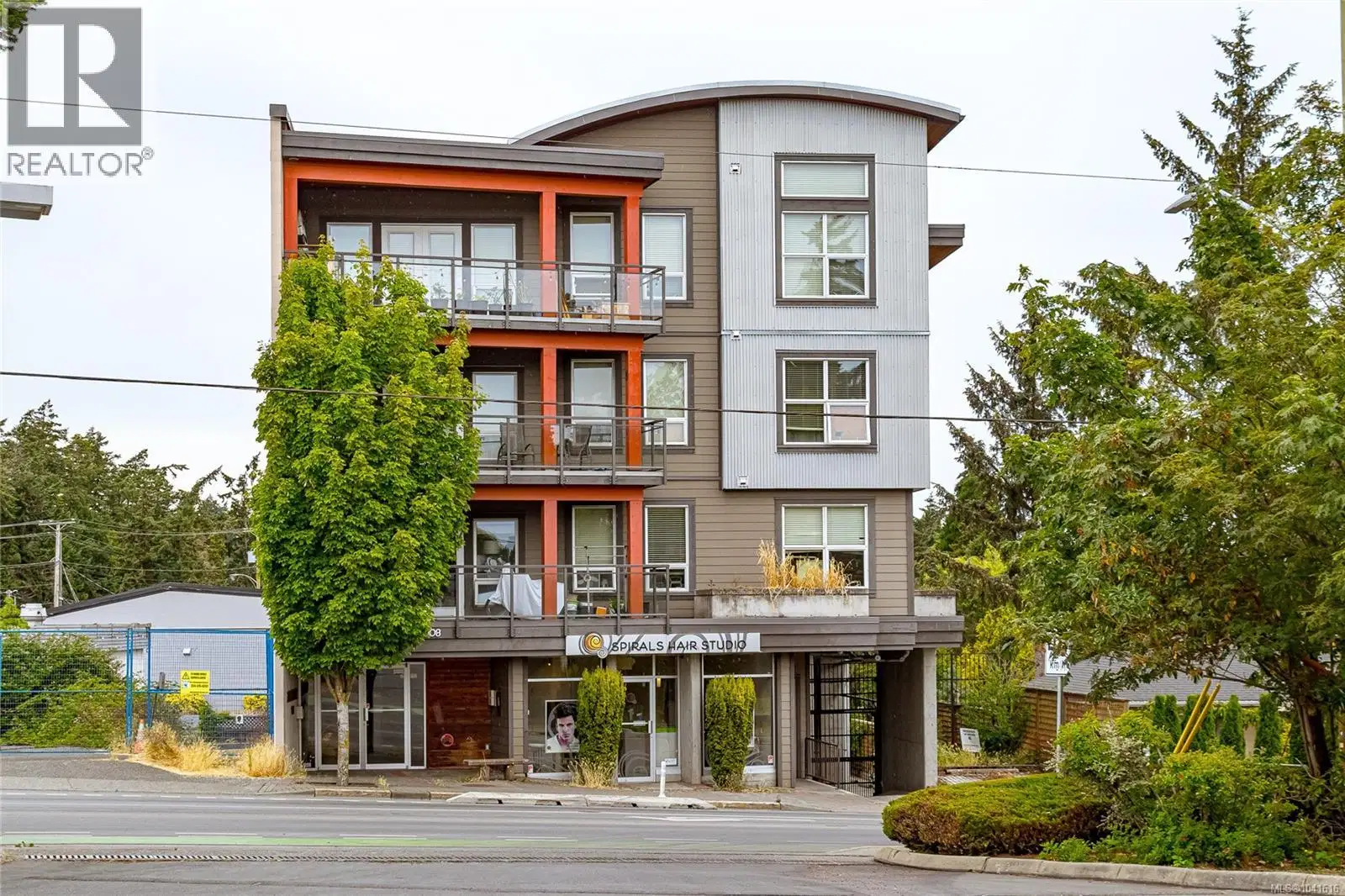 #203 – 1008 Tillicum Road